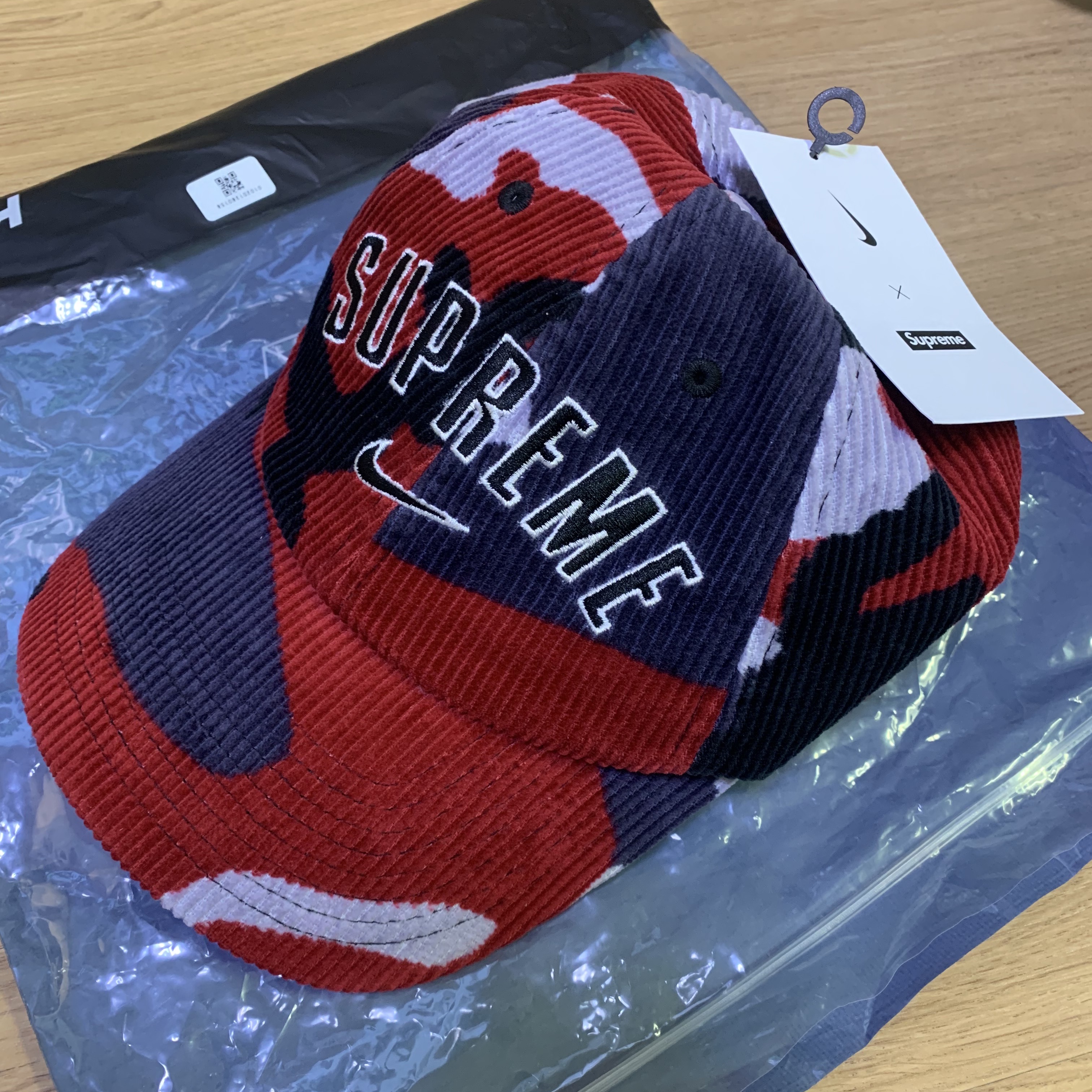 Supreme x Nike ACG Fleece Pullover Mint Snakeskin - 22FW, Supreme x Nike Arc Corduroy 6-Panel Red Camo - 22SS 착용 스타일 - 2