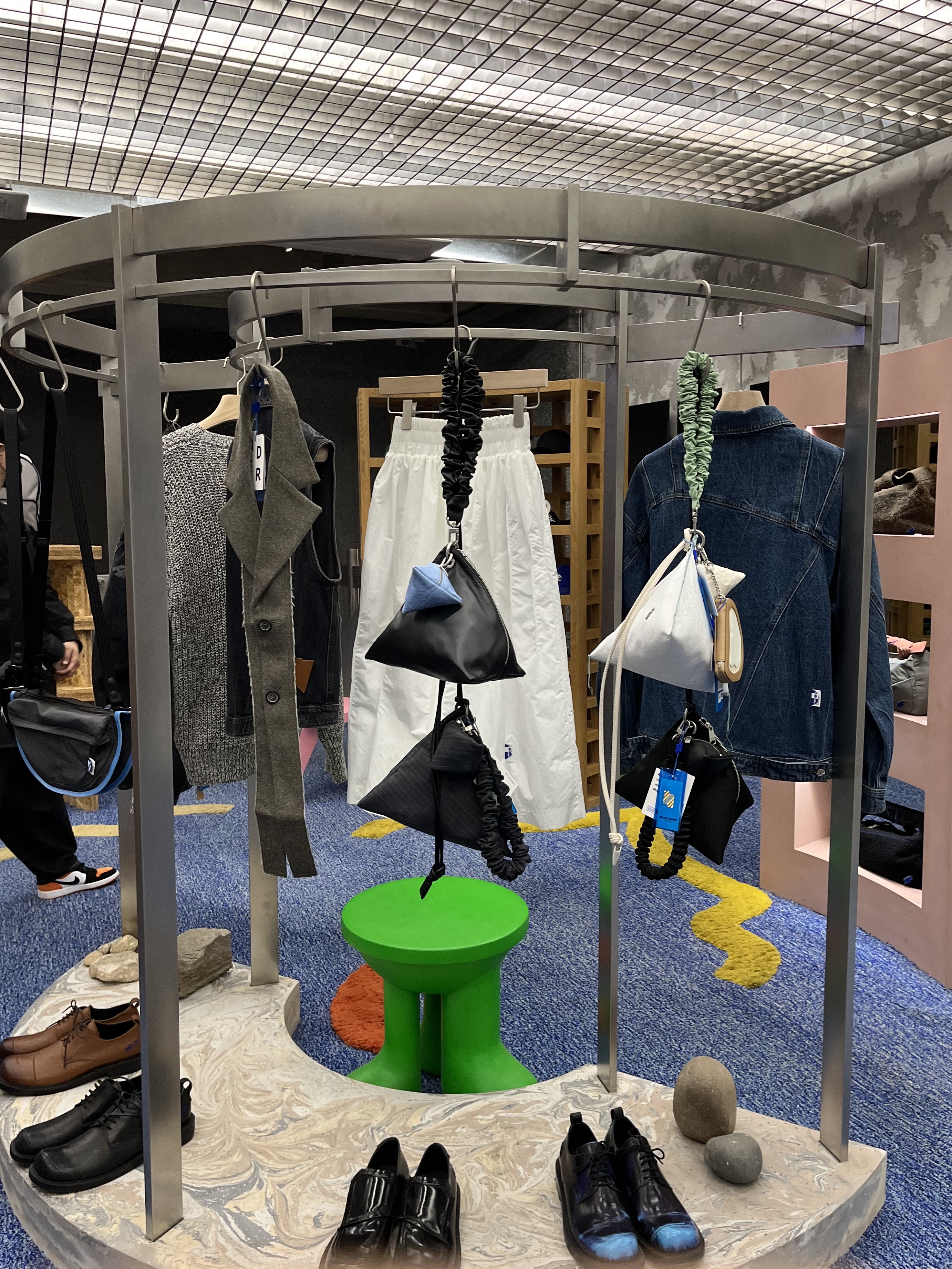 Jordan 1 Retro High OG CO.JP Midnight Navy, Ader Error Toggle Tote Bag Noir 착용 스타일 - 3