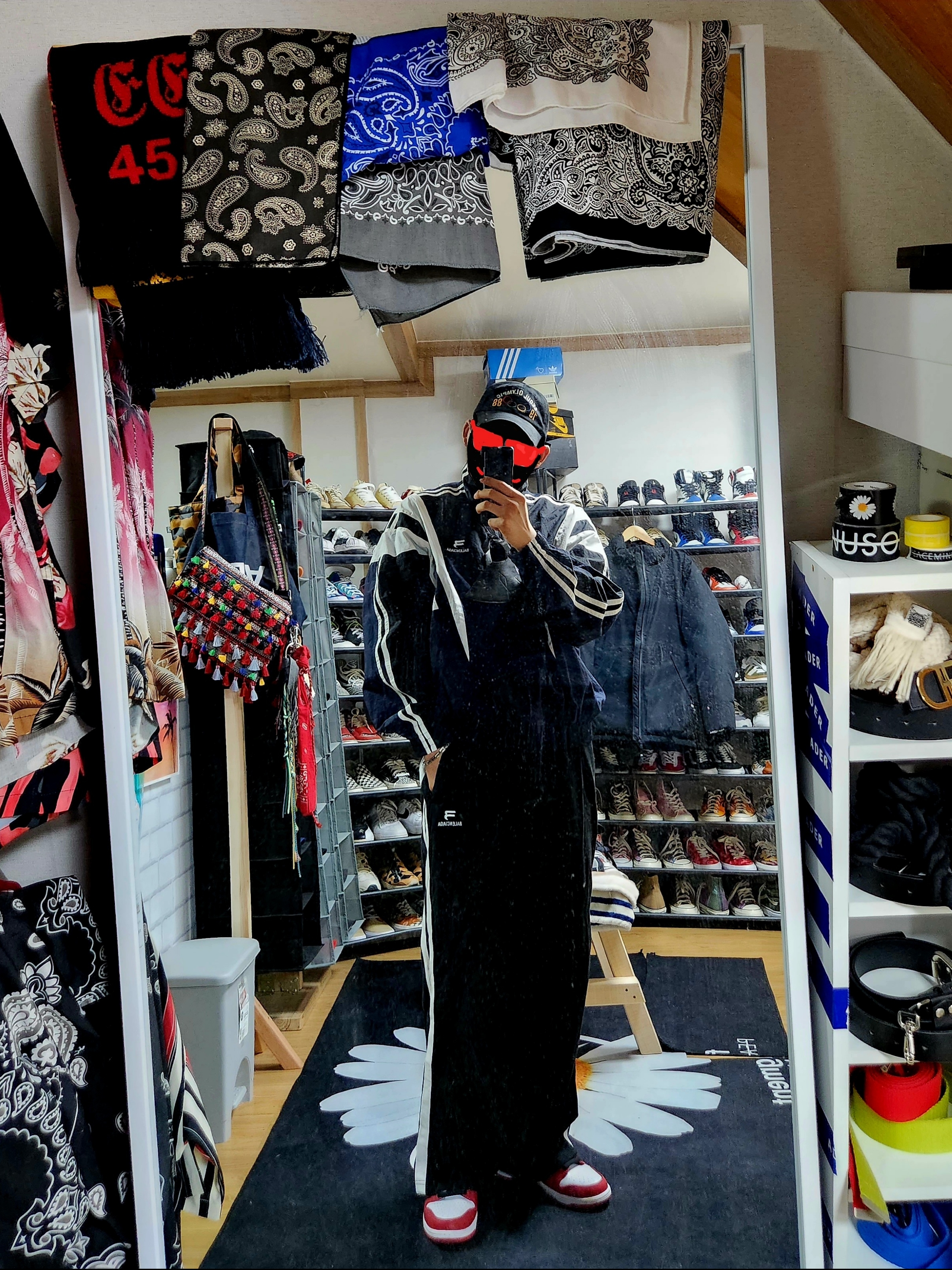 Balenciaga Sporty B Track Jacket Blue, Balenciaga Sporty B Track Pants Black 착용 스타일