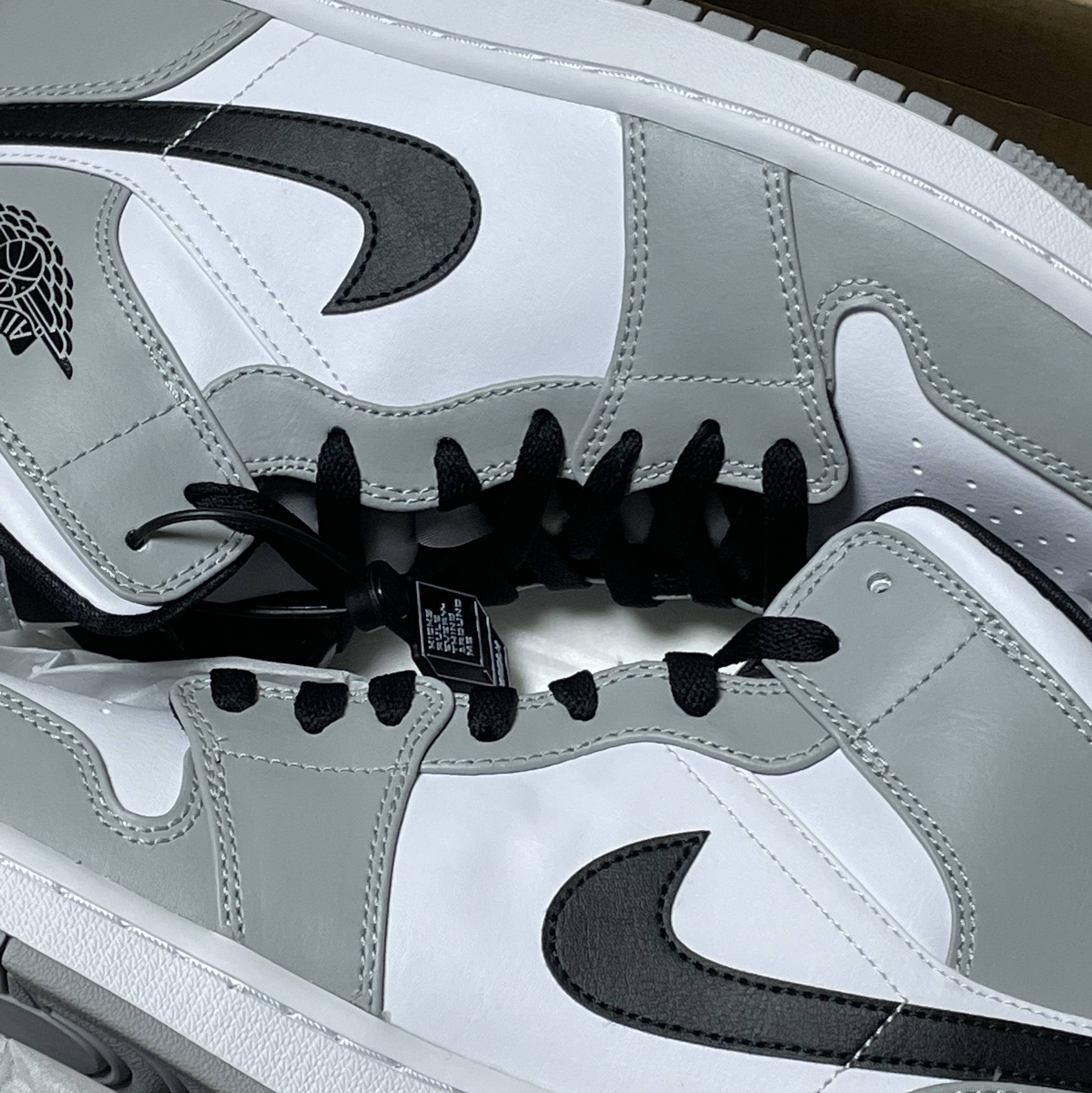 Jordan 1 Mid Light Smoke Grey 착용 스타일 - 1