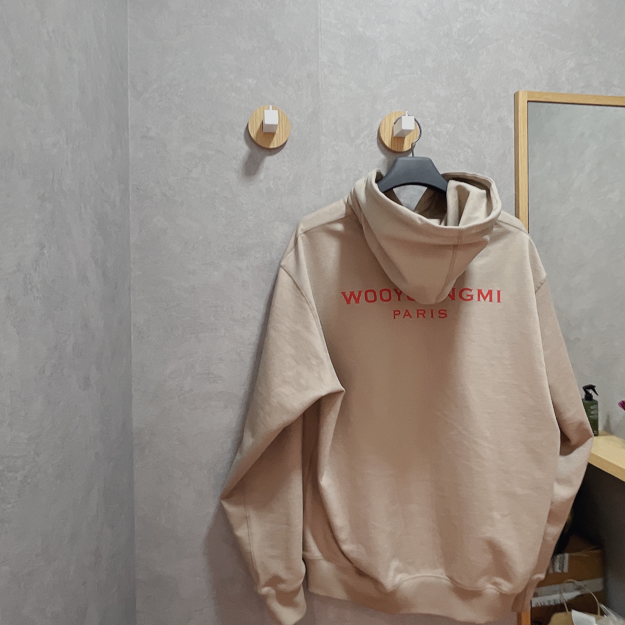 Wooyoungmi Red Back Logo Hooded Sweatshirt Beige - 22SS 착용 스타일