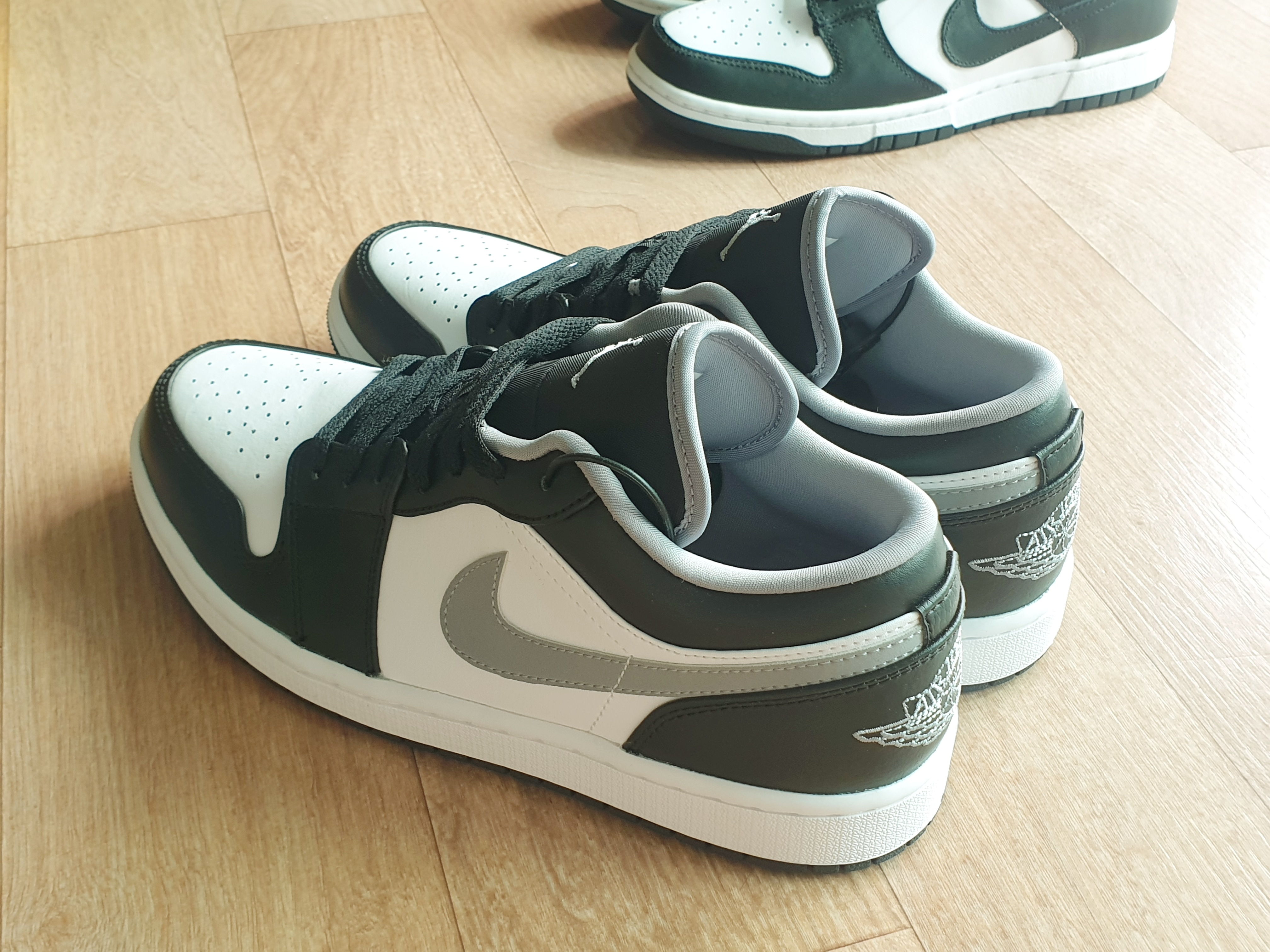 Jordan 1 Low Black Particle Grey 착용 스타일 - 3