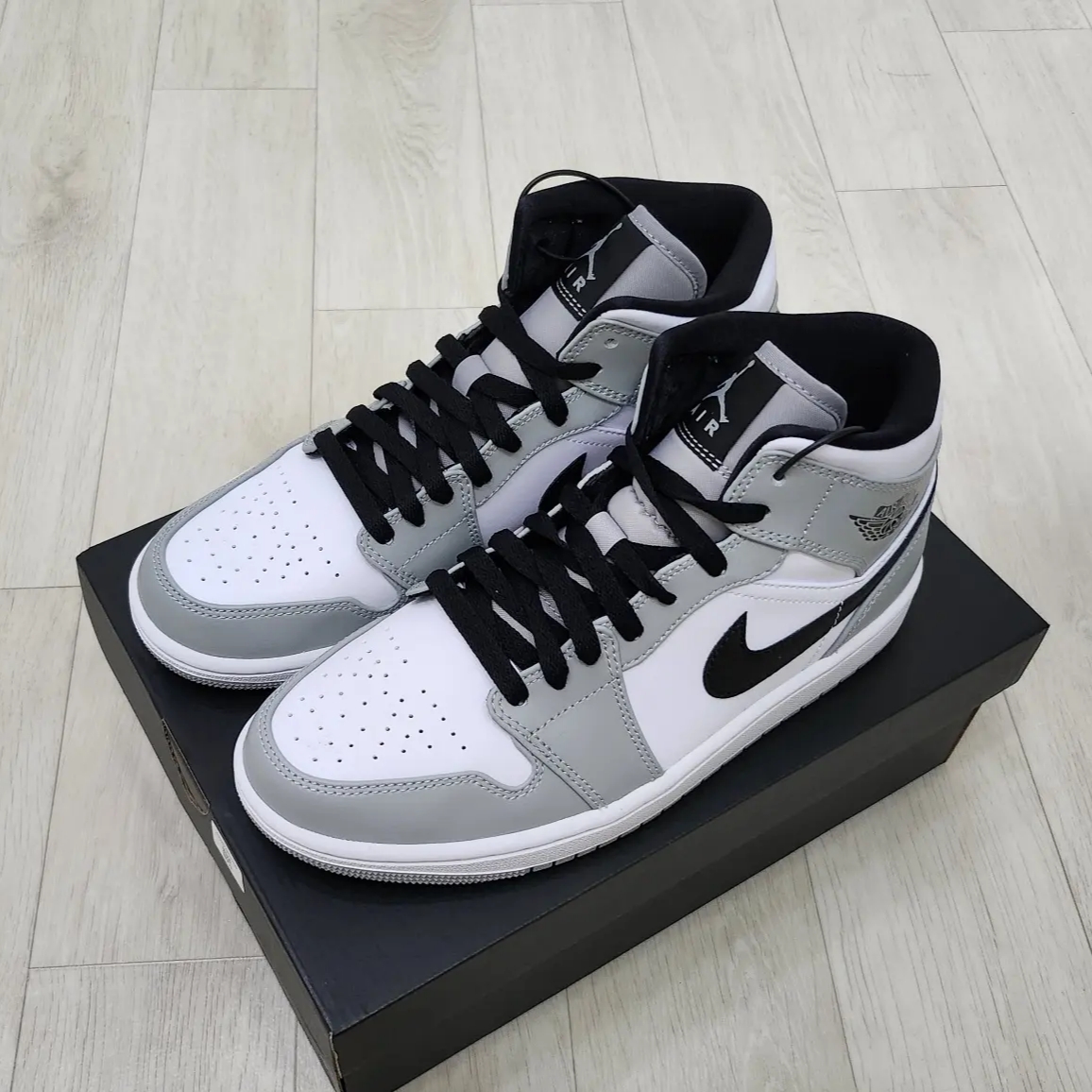 Jordan 1 Mid Light Smoke Grey 착용 스타일 - 2