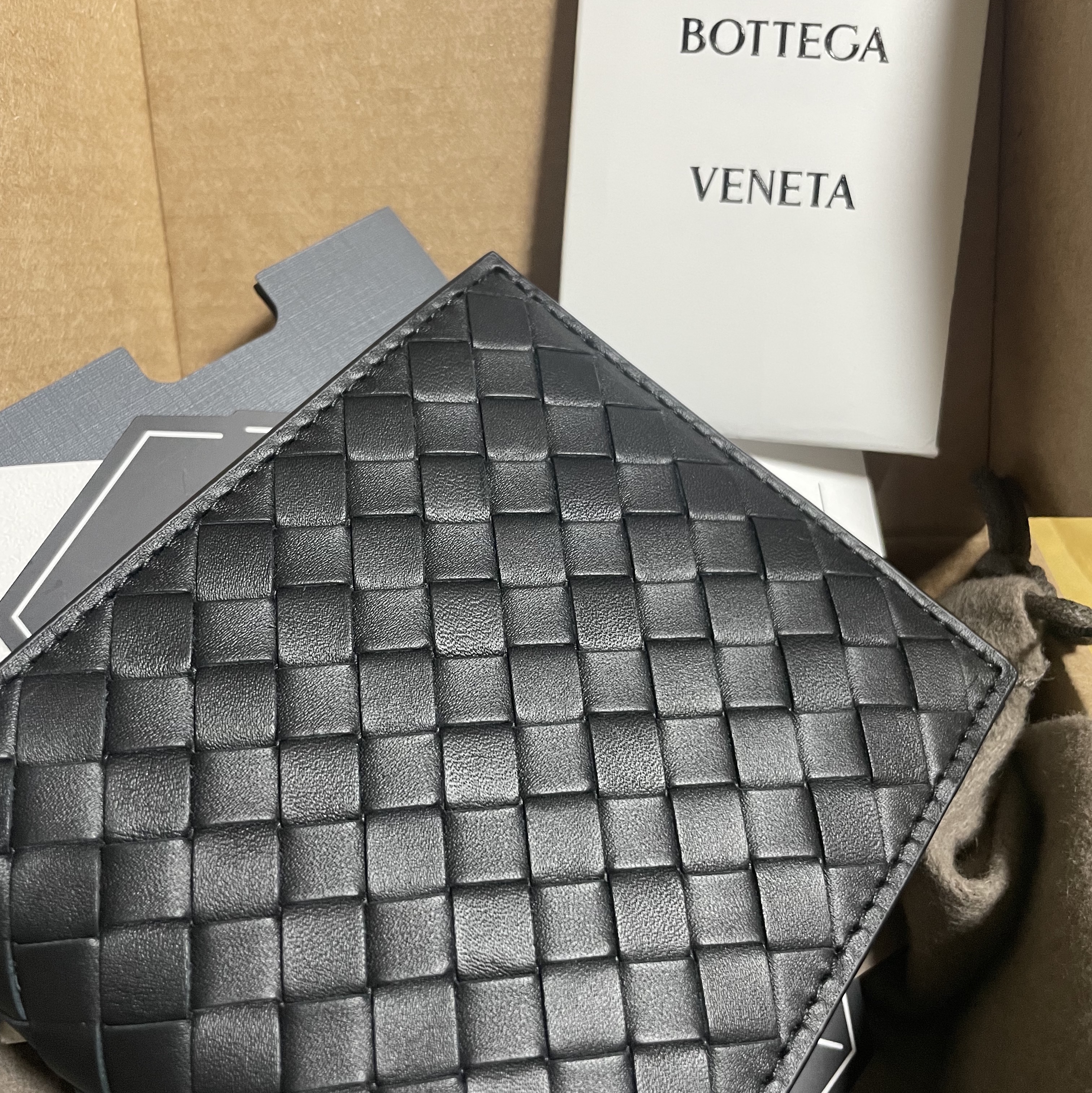 Bottega Veneta Bi-Fold Wallet Black 착용 스타일