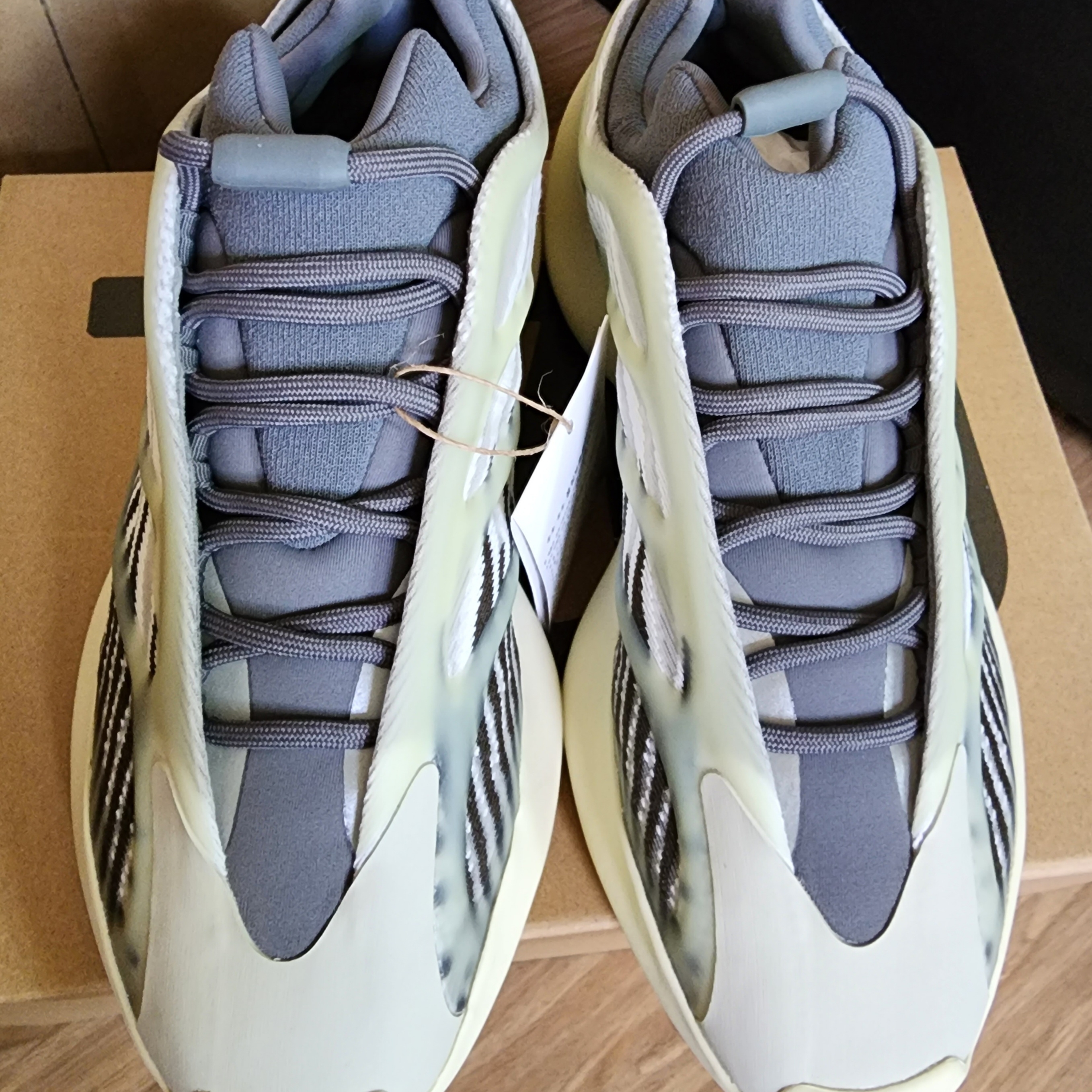 Adidas Yeezy 700 V3 Fade Salt 착용 스타일 - 3