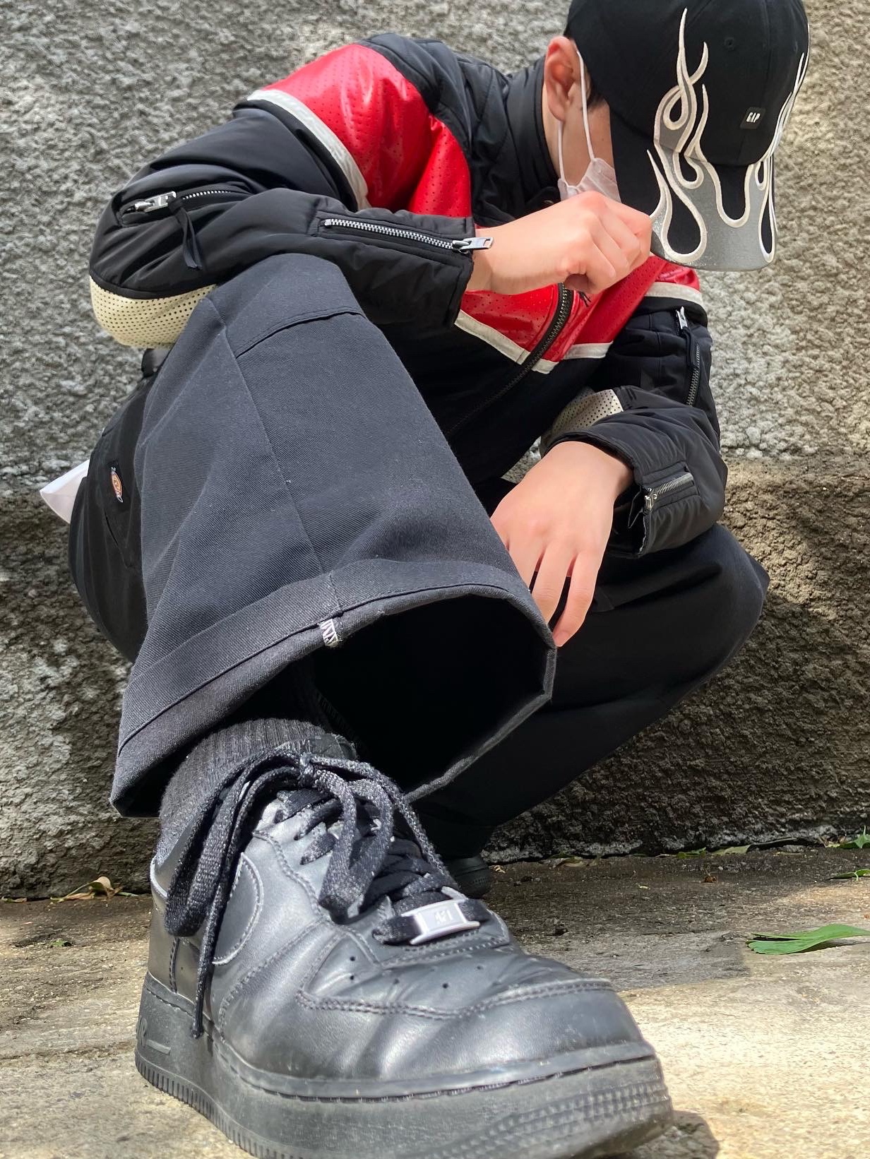 Yeezy Gap Engineered By Balenciaga Flame Cap Black, Nike Air Force 1 '07 Low Triple Black 착용 스타일 - 3
