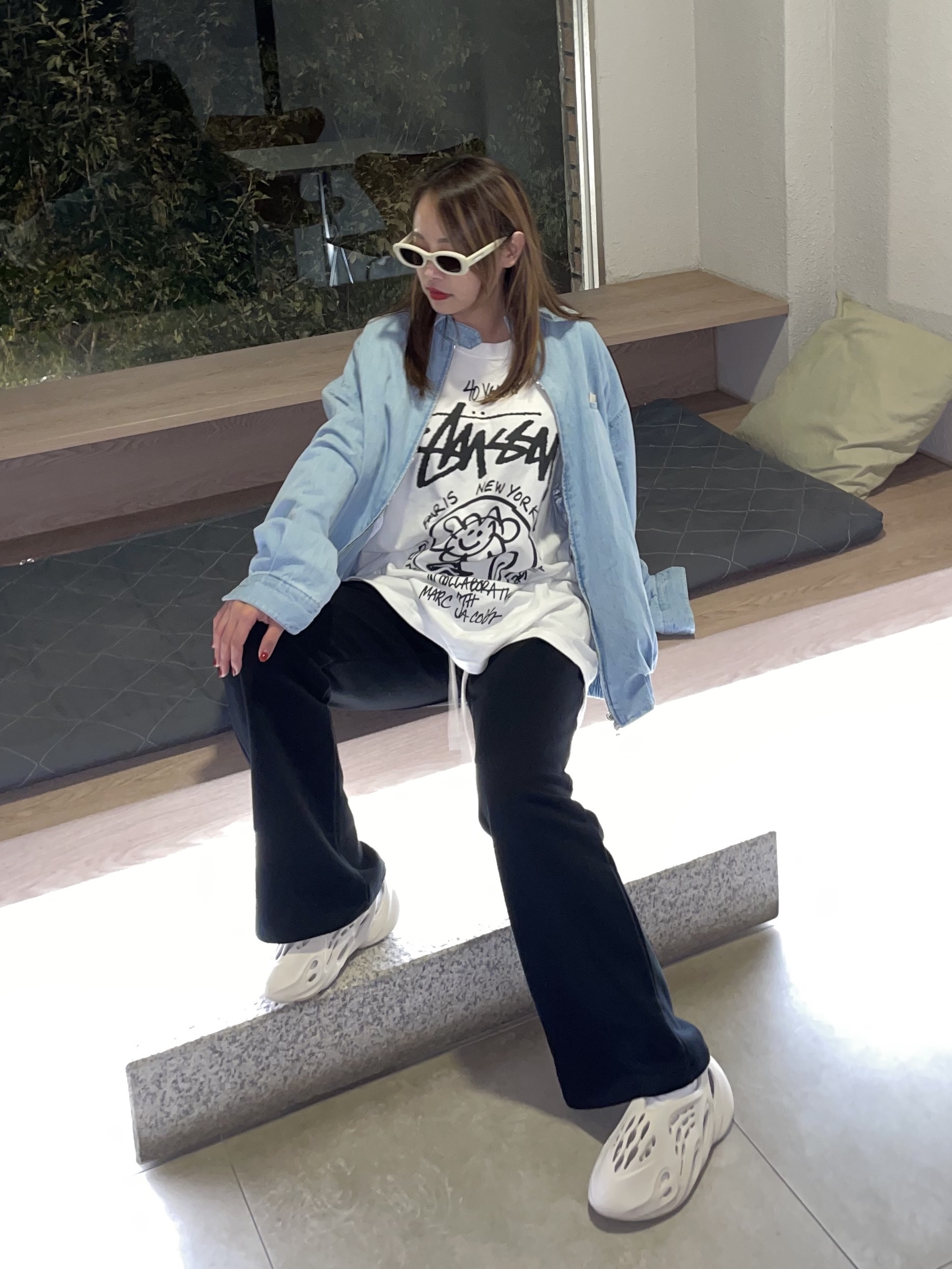 Adidas Yeezy Foam RNNR Sand, Stussy x Marc Jacobs 40 WT T-Shirt 착용 스타일 - 3