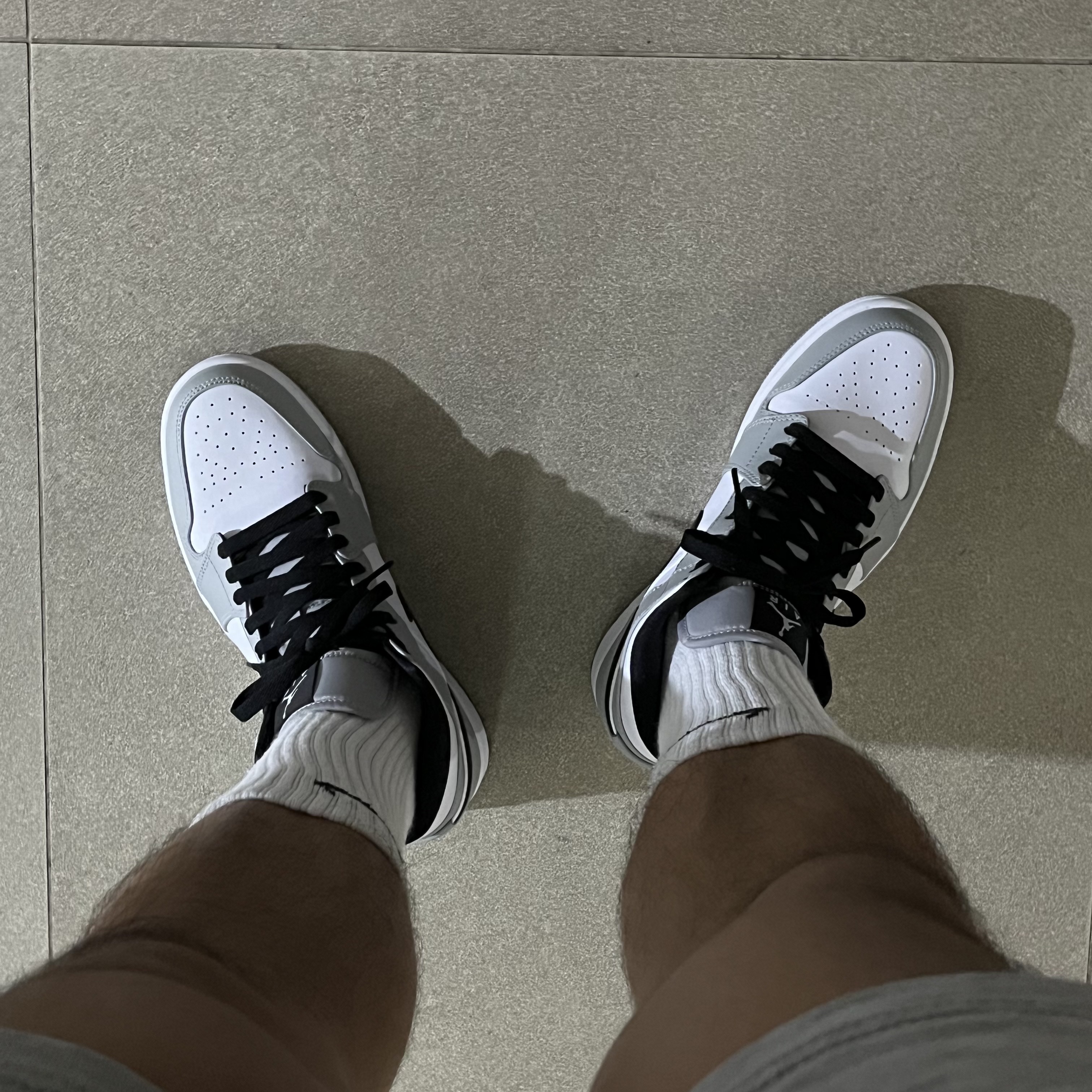 Jordan 1 Mid Light Smoke Grey 착용 스타일