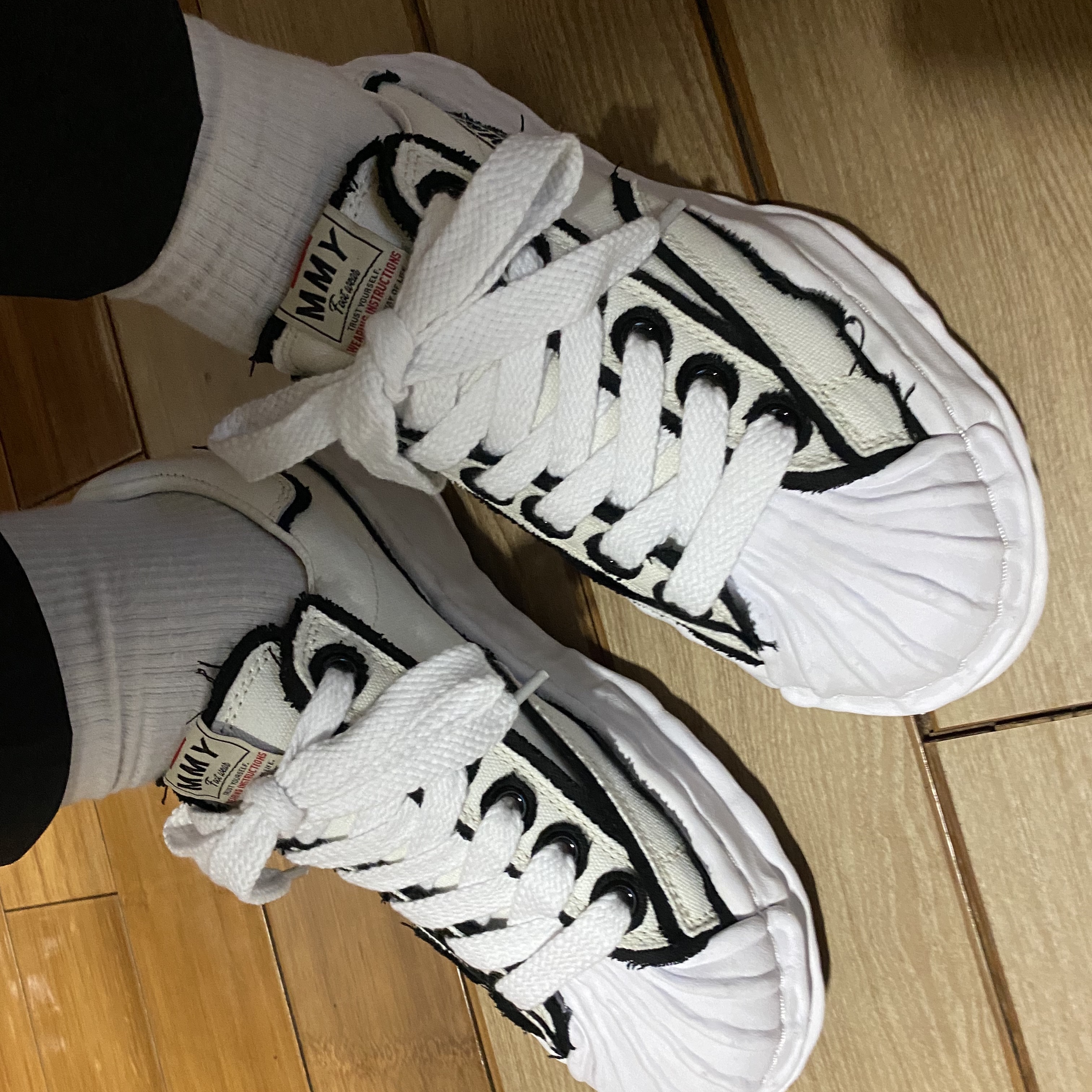 Maison Mihara Yasuhiro Blakey OG Sole OH Canvas Low-top Sneakers White 착용 스타일 - 1