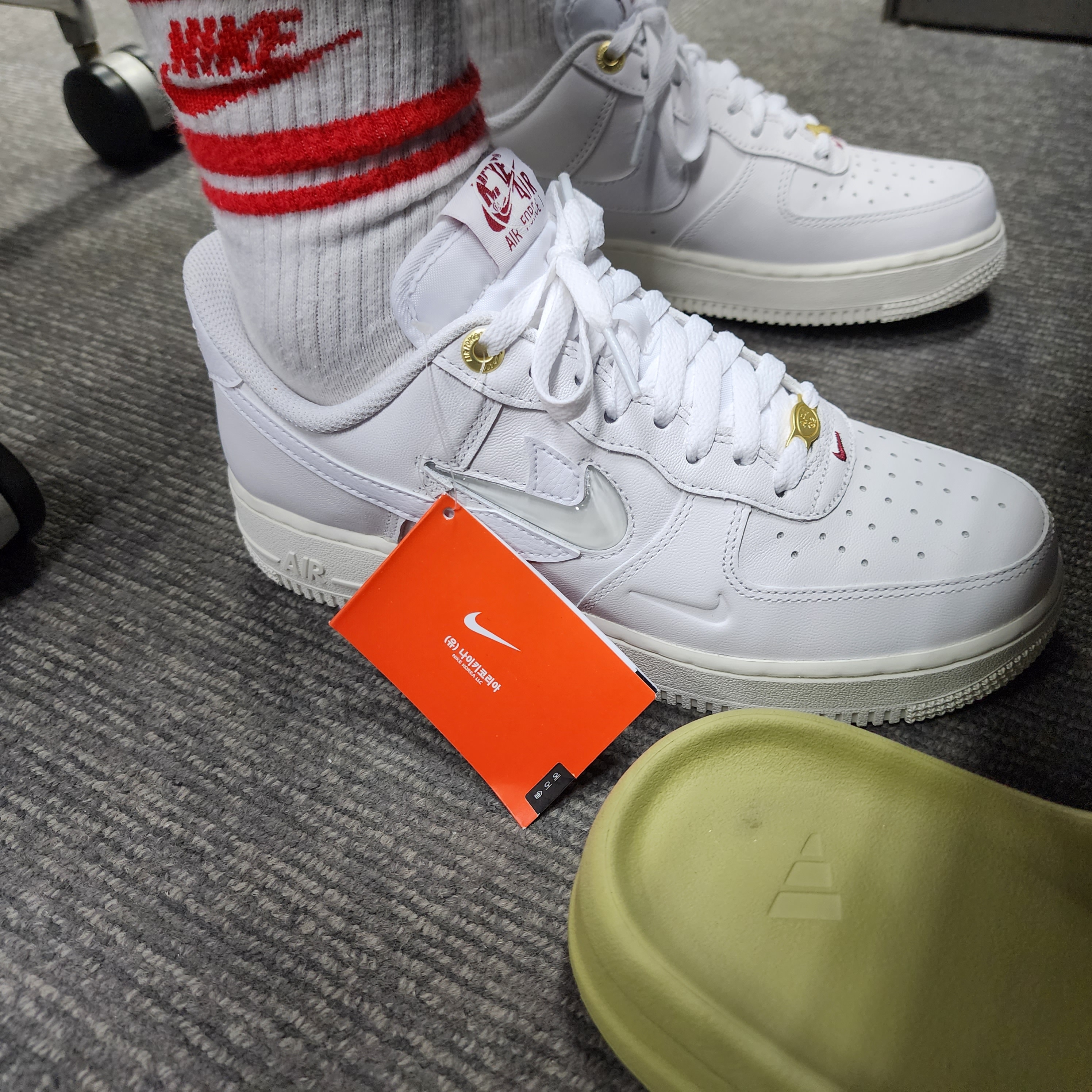 Nike Air Force 1 '07 PRM 40th Anniversary Join Forces White, Adidas Yeezy Slide Resin 2022 착용 스타일 - 1