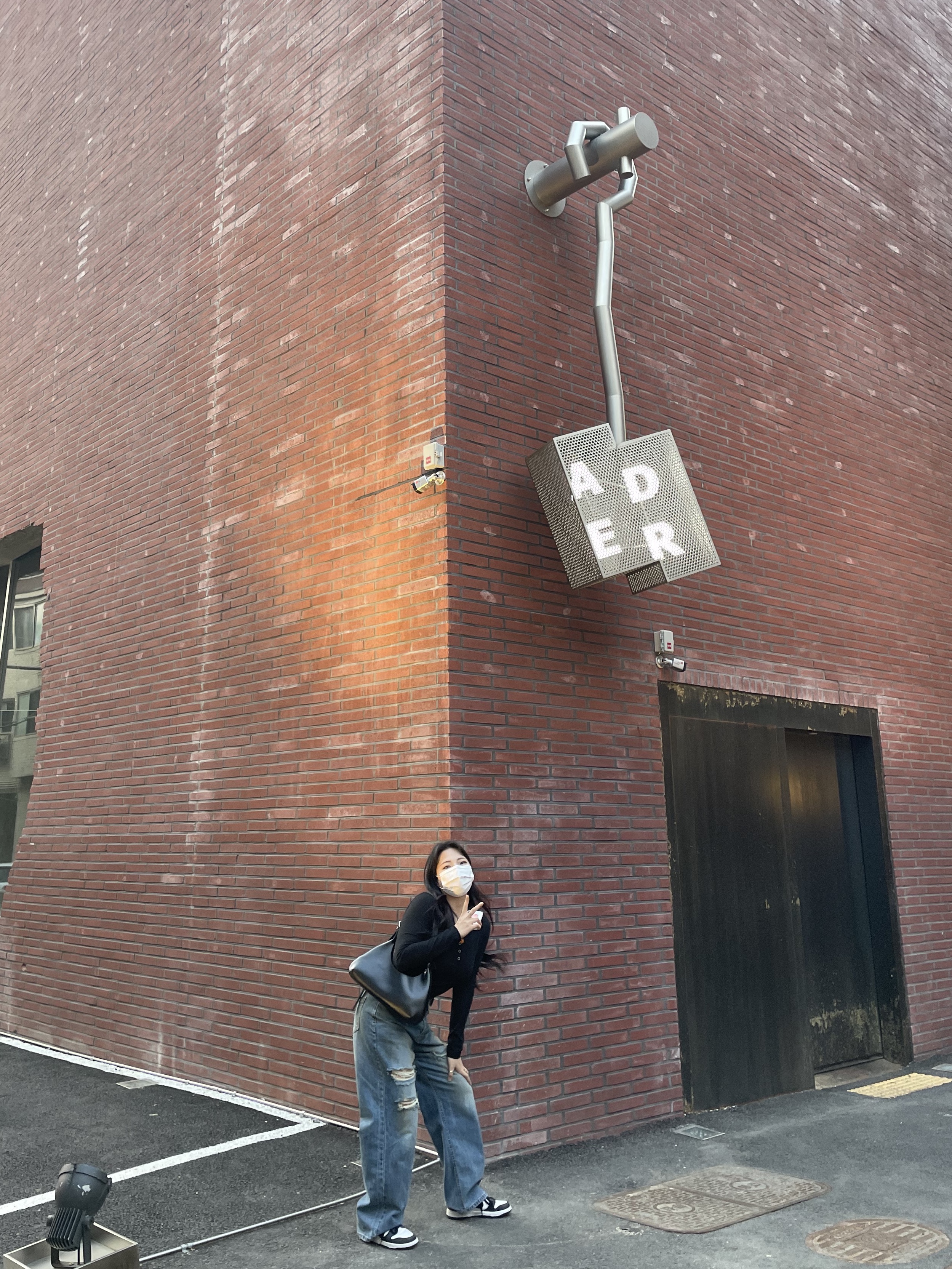 Jordan 1 Retro High OG CO.JP Midnight Navy, Ader Error Toggle Tote Bag Noir 착용 스타일 - 2