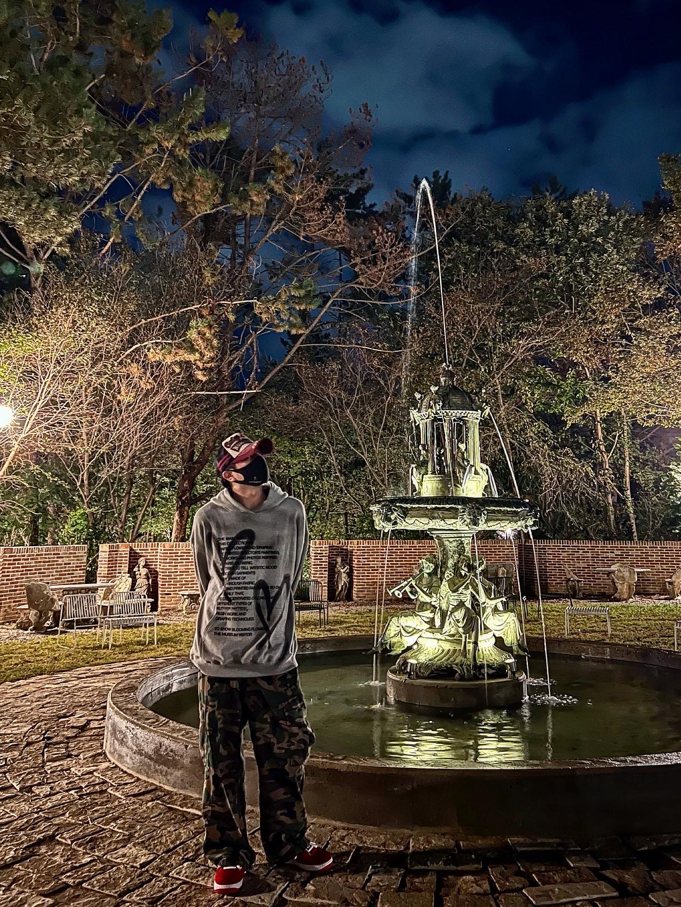 The Museum Visitor Heart Sprayed Hoody Grey - 22PF, Nike Air Force 1 '07 University Red 착용 스타일 - 1