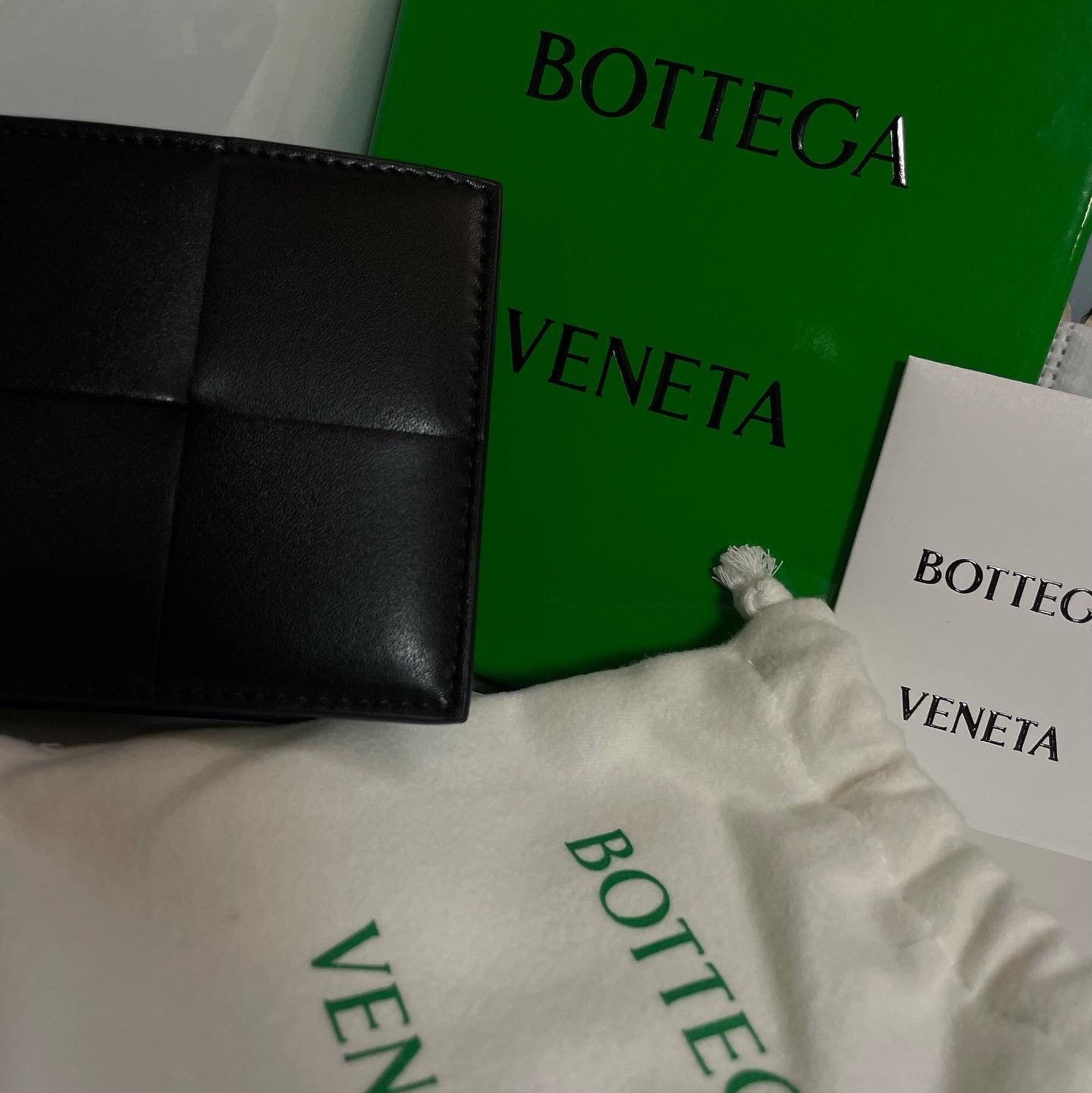 Bottega Veneta Bi-Fold Wallet Black 착용 스타일
