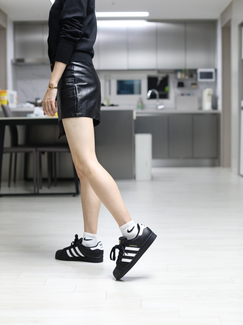 Adidas Superstar Core Black White 착용 스타일 - 2