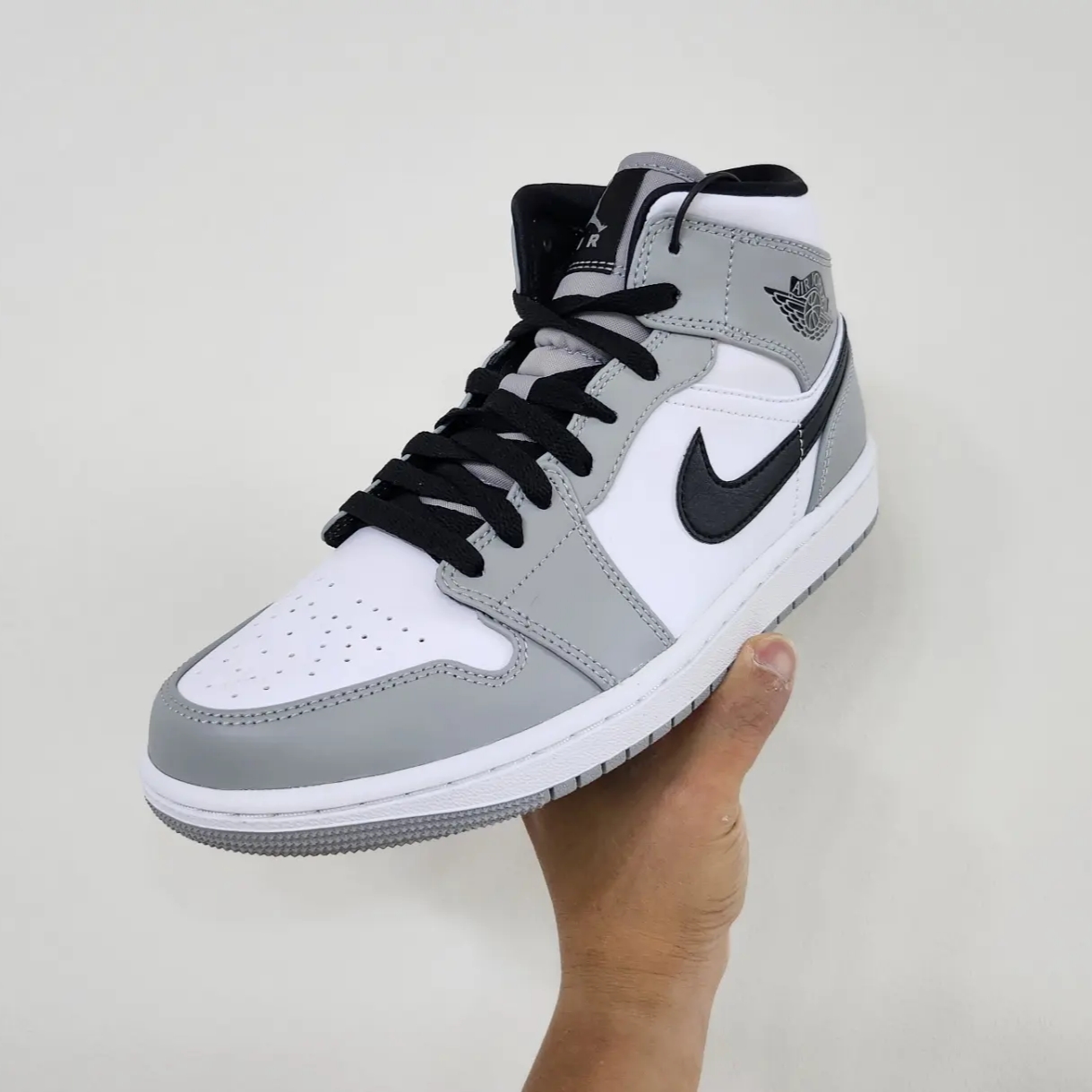 Jordan 1 Mid Light Smoke Grey 착용 스타일 - 1