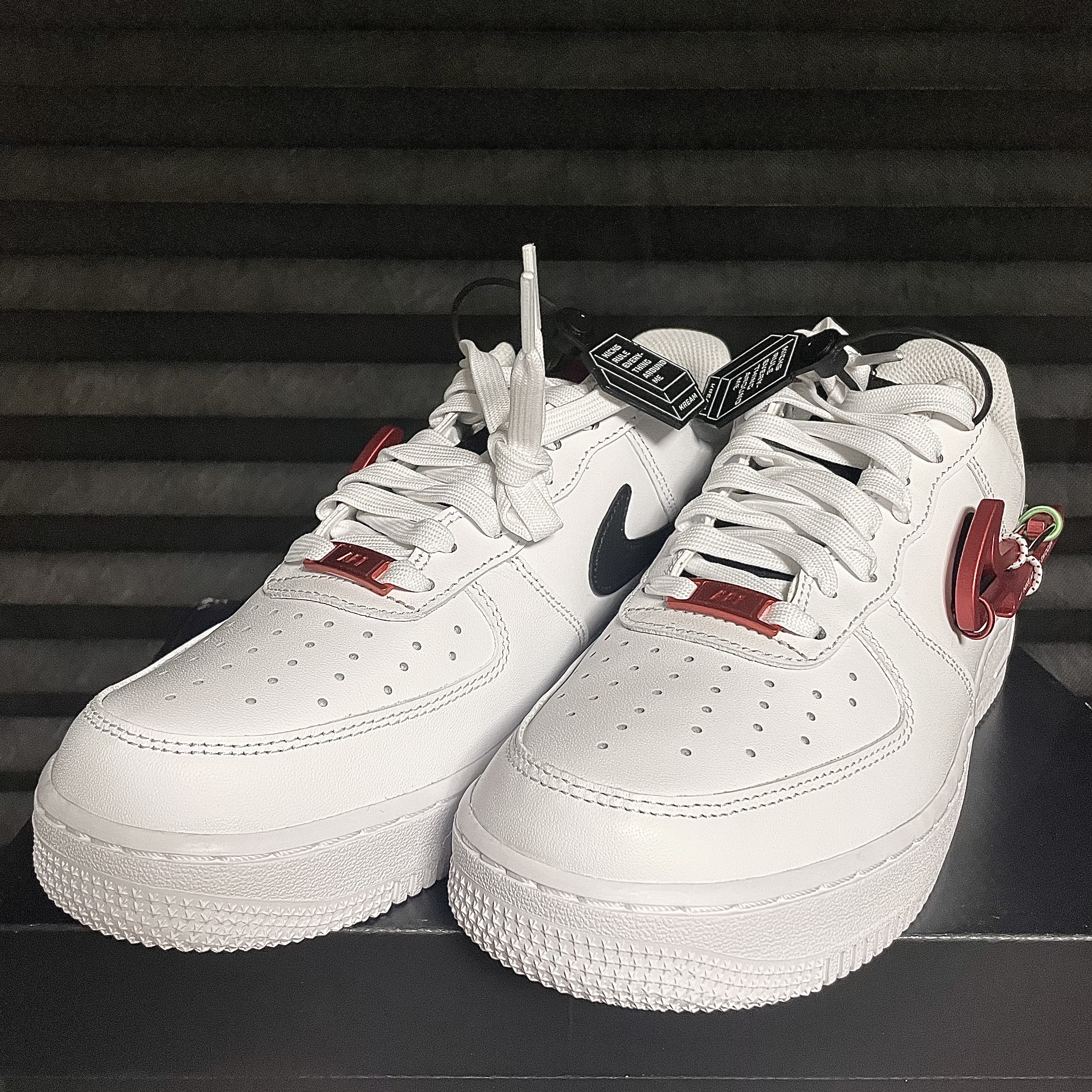 Nike Air Force 1 '07 PRM Carabiner Red 착용 스타일