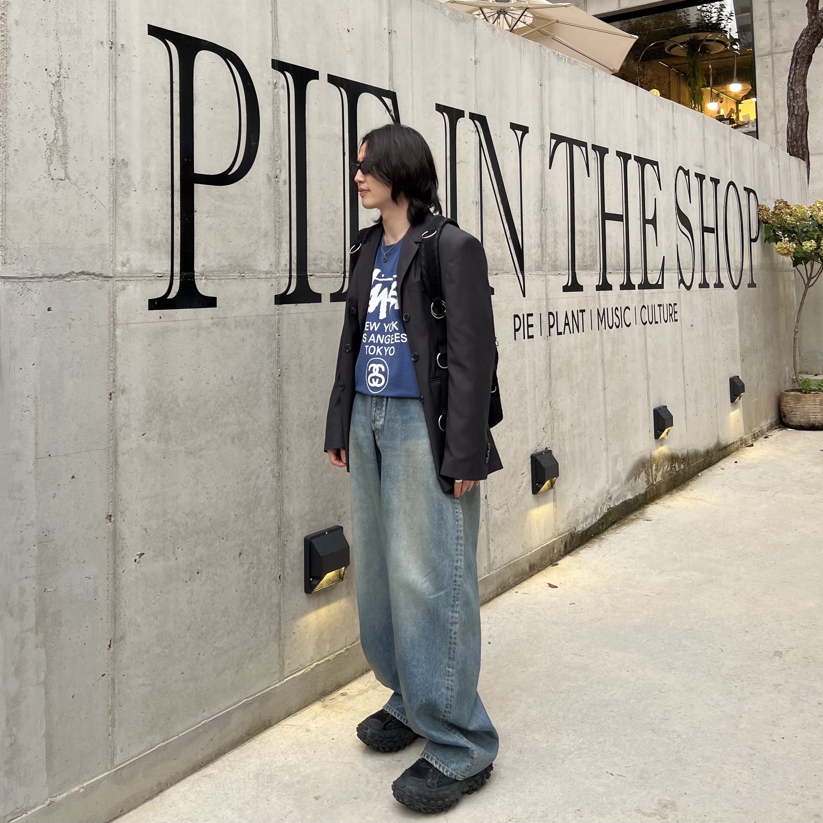 Balenciaga Defender Sneakers Black, Balenciaga Large Baggy Jeans in Blue Coated Soft Denim 착용 스타일 - 1