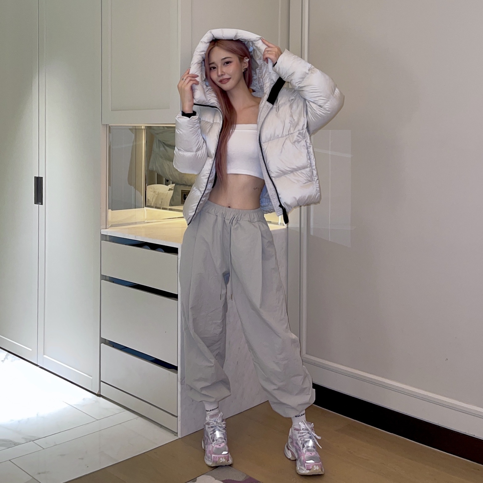 (W) Balenciaga Runner Sneakers White Pink, Apple AirPods Max Lightning Silver (Korean Ver.) 착용 스타일 - 1