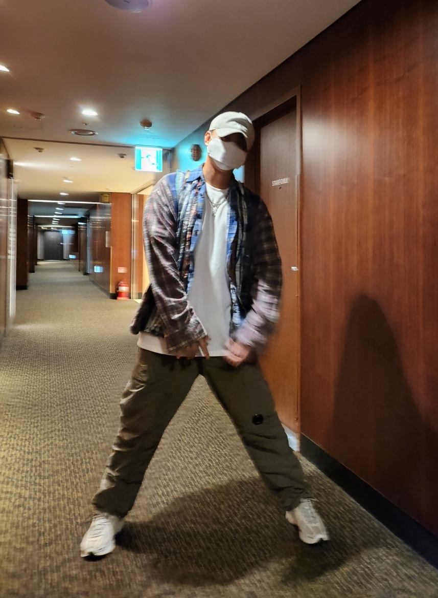 Nike x A-Cold-Wall Zoom Vomero 5 Sail, C.P. Company Chrome-R Garment Dyed Track Pants Green - 21SS 착용 스타일 - 1