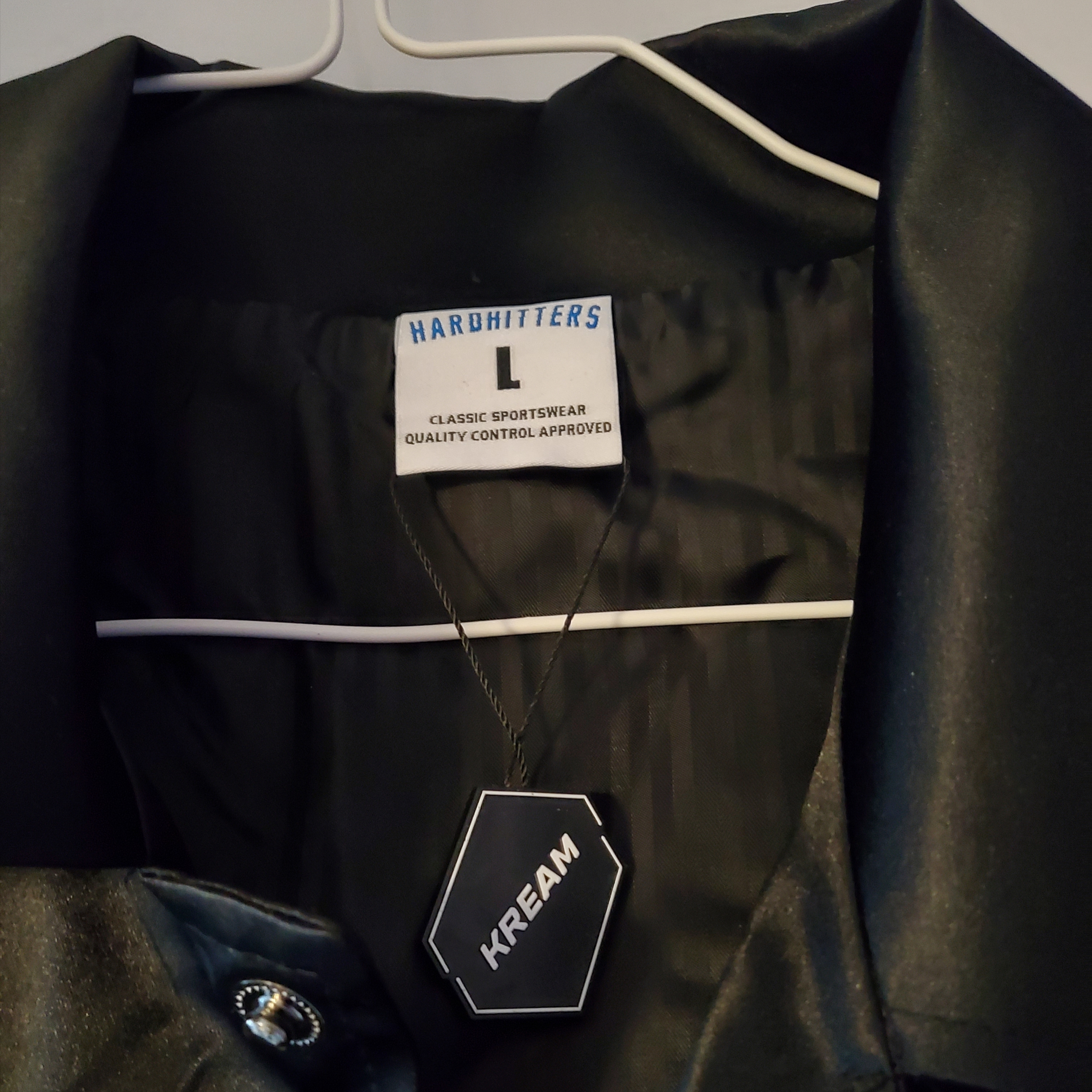 Darkr8m Studio x Hardhitters Satin Coach Jacket Black 착용 스타일 - 3