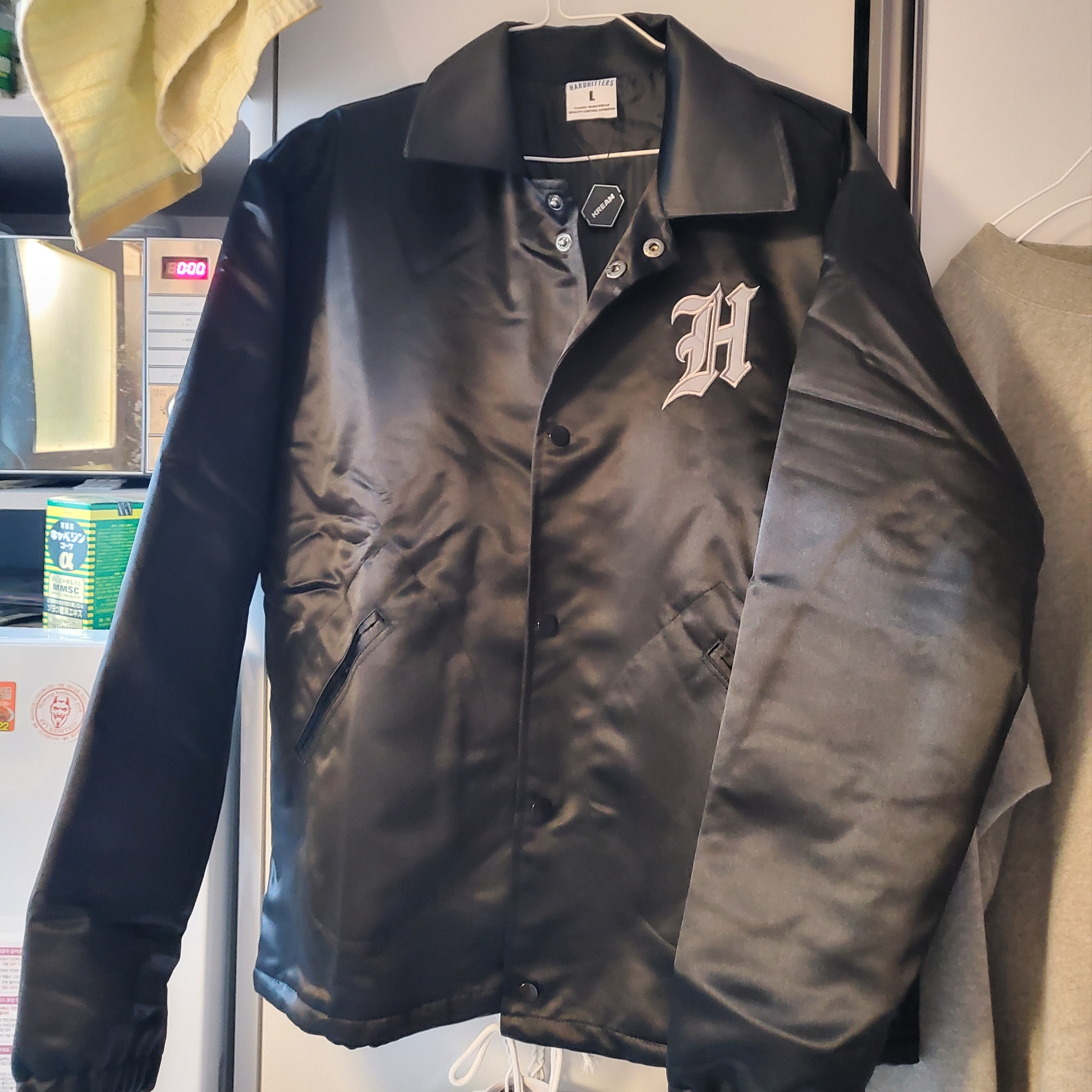 Darkr8m Studio x Hardhitters Satin Coach Jacket Black 착용 스타일 - 2