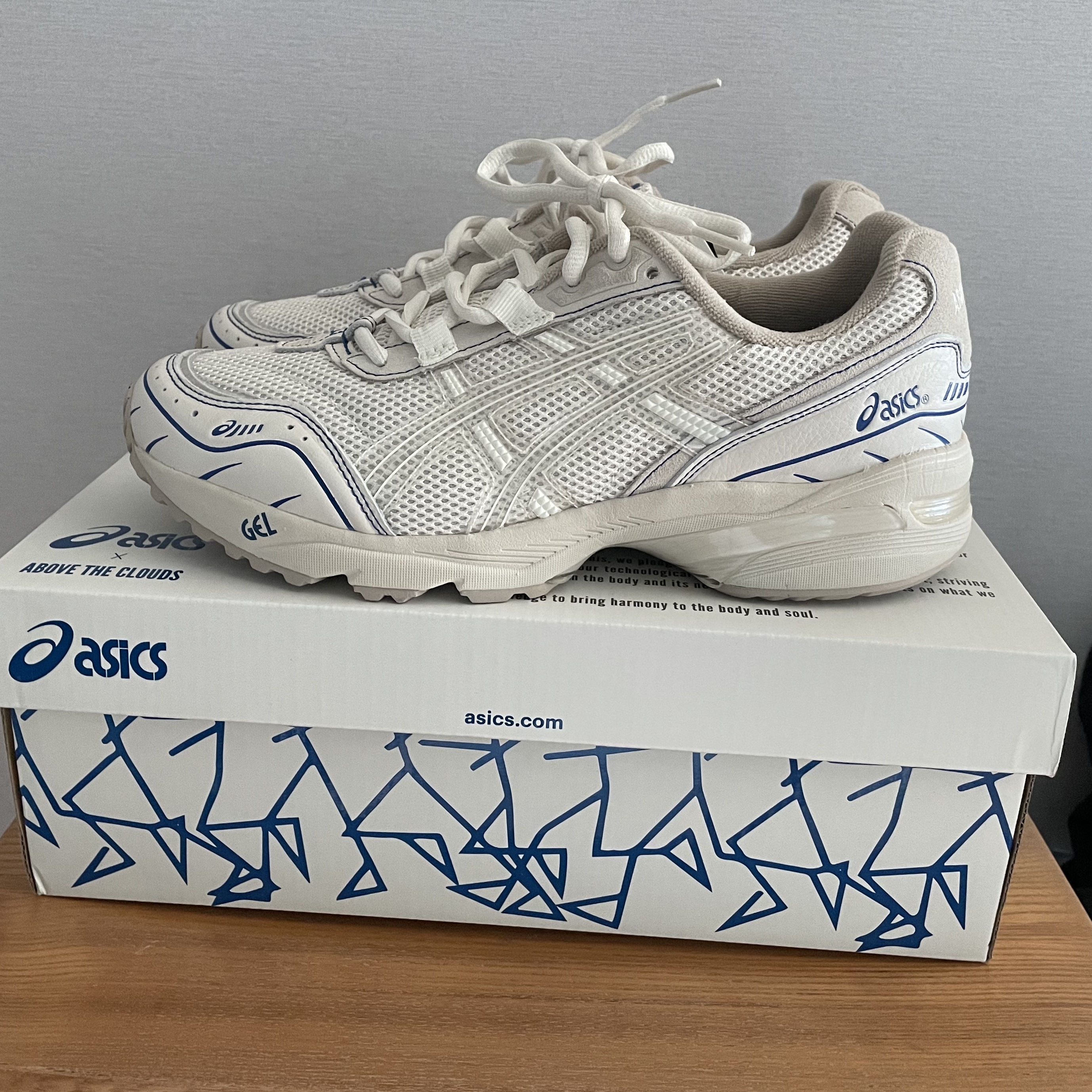 Asics x Above The Clouds Gel-1090 Birch 착용 스타일