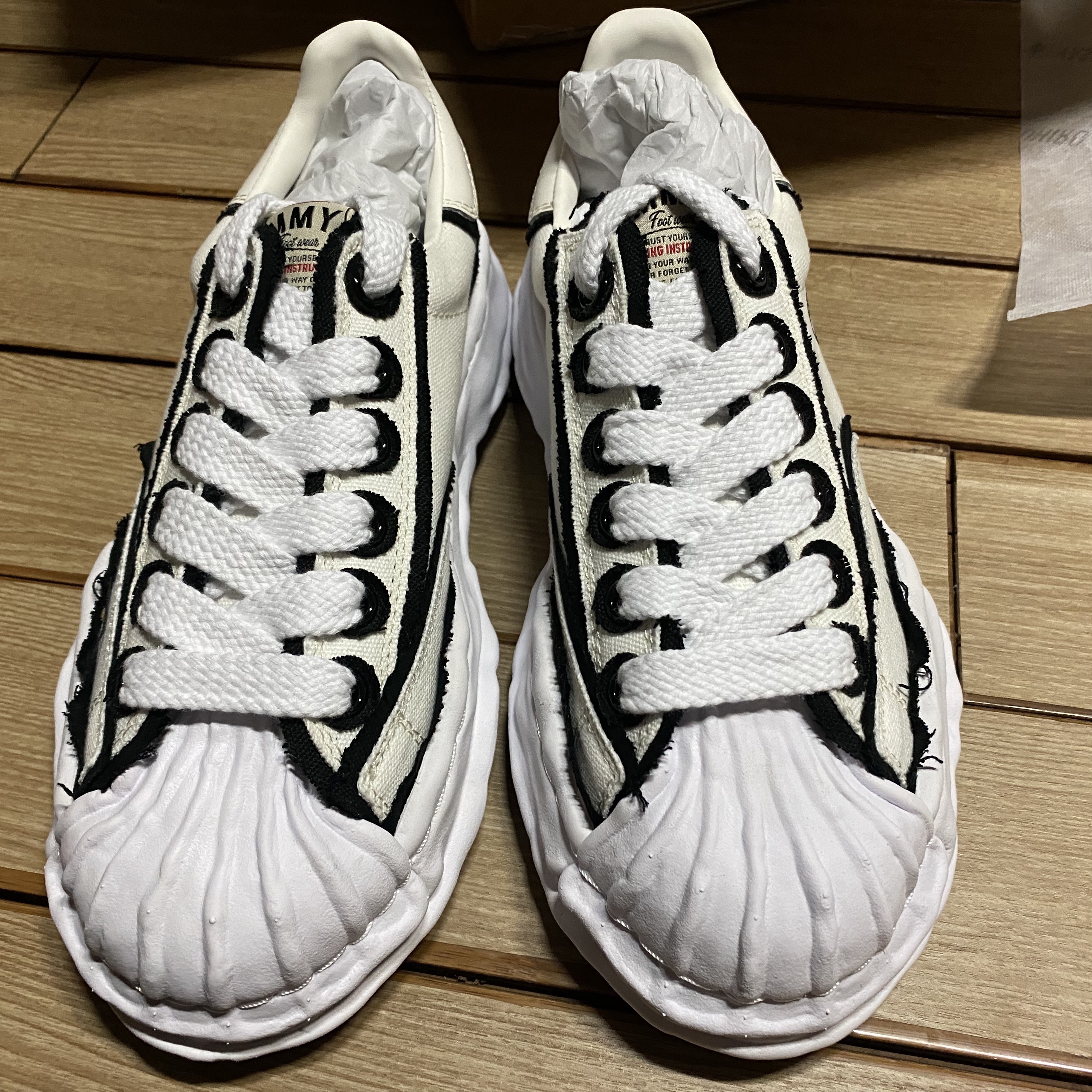 Maison Mihara Yasuhiro Blakey OG Sole OH Canvas Low-top Sneakers White 착용 스타일 - 2