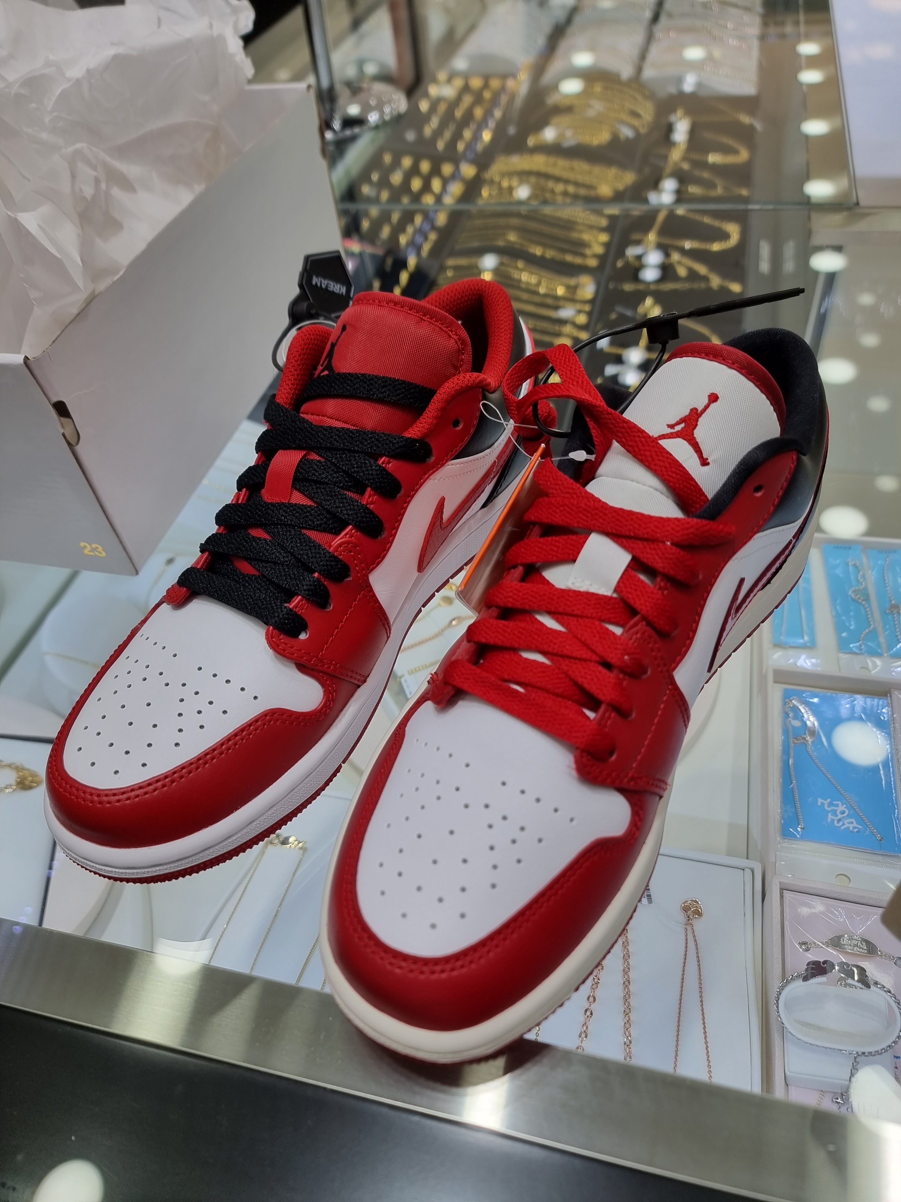 (W) Jordan 1 Low White Gym Red, Jordan 1 Low White Gym Red Black 착용 스타일 - 2