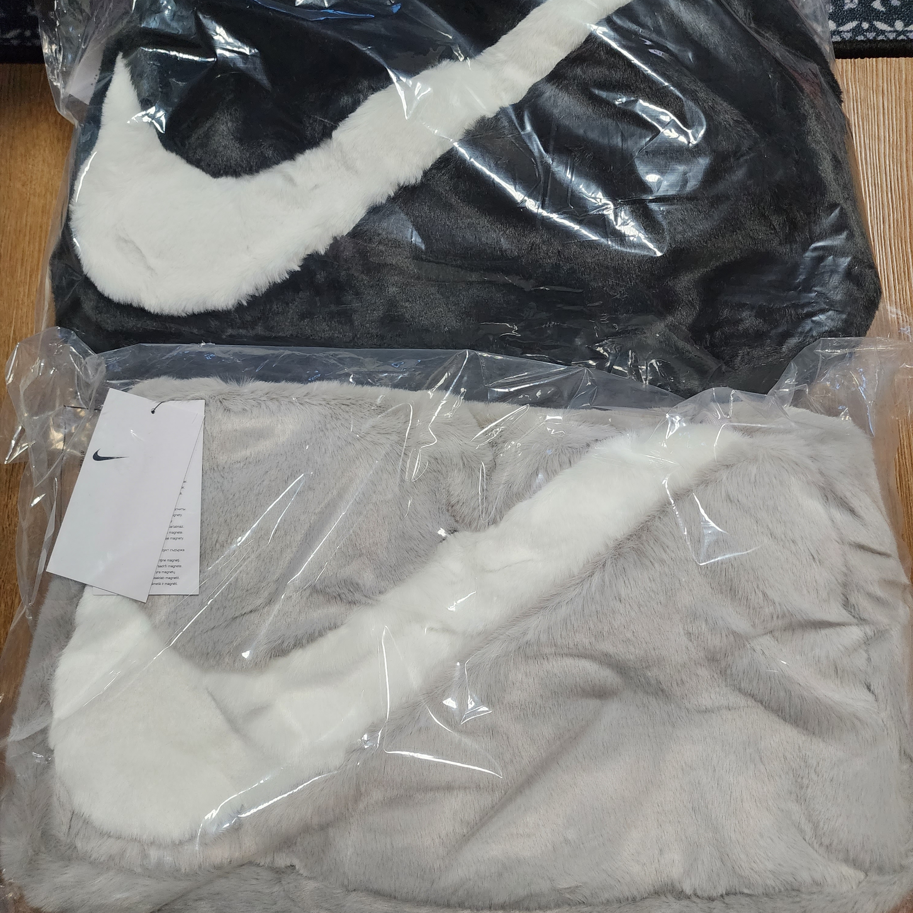 Nike NSW Faux Fur Tote Bag Light Iron Ore, Nike NSW Faux Fur Tote Bag Black 착용 스타일
