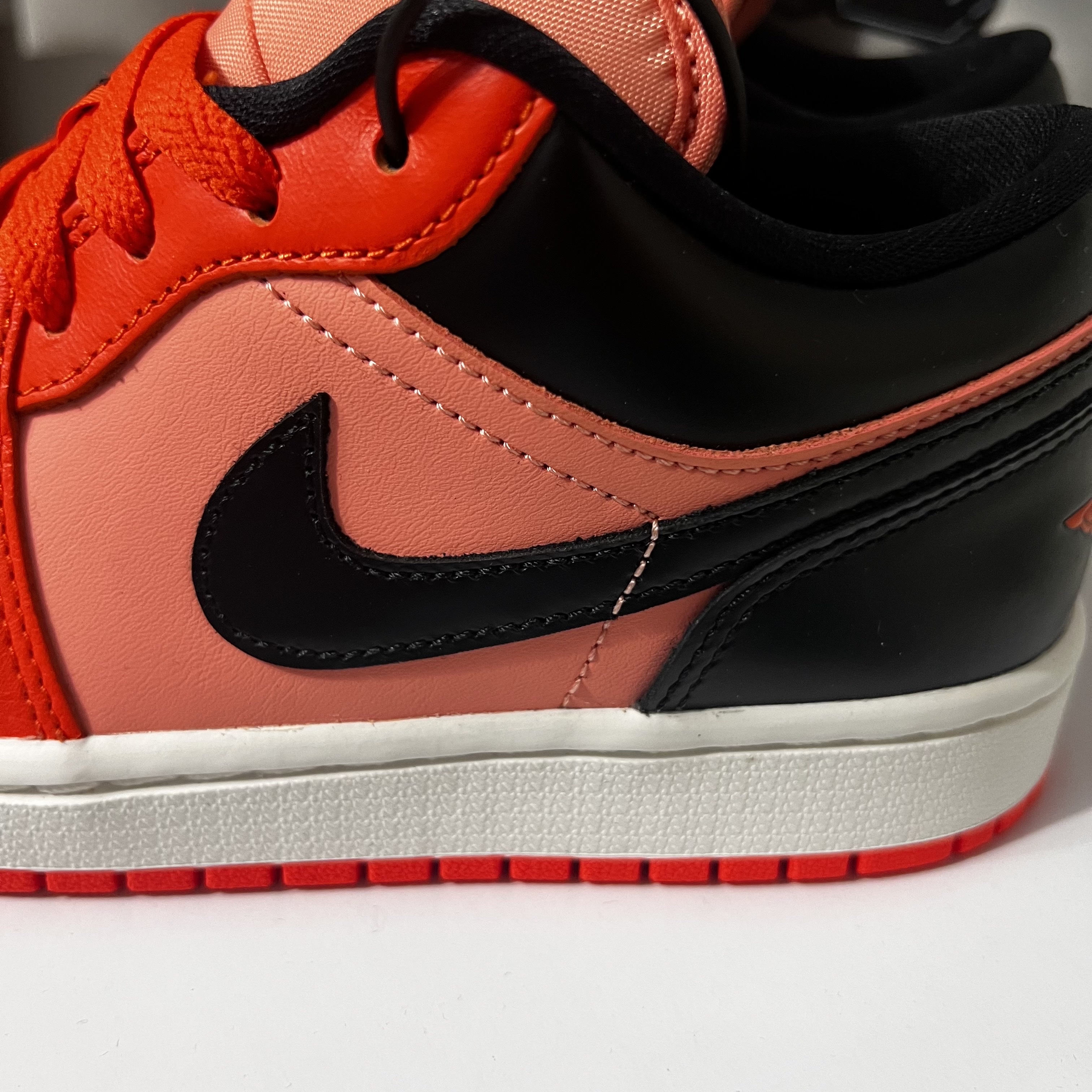 (W) Jordan 1 Low SE Rush Orange Black 착용 스타일 - 2