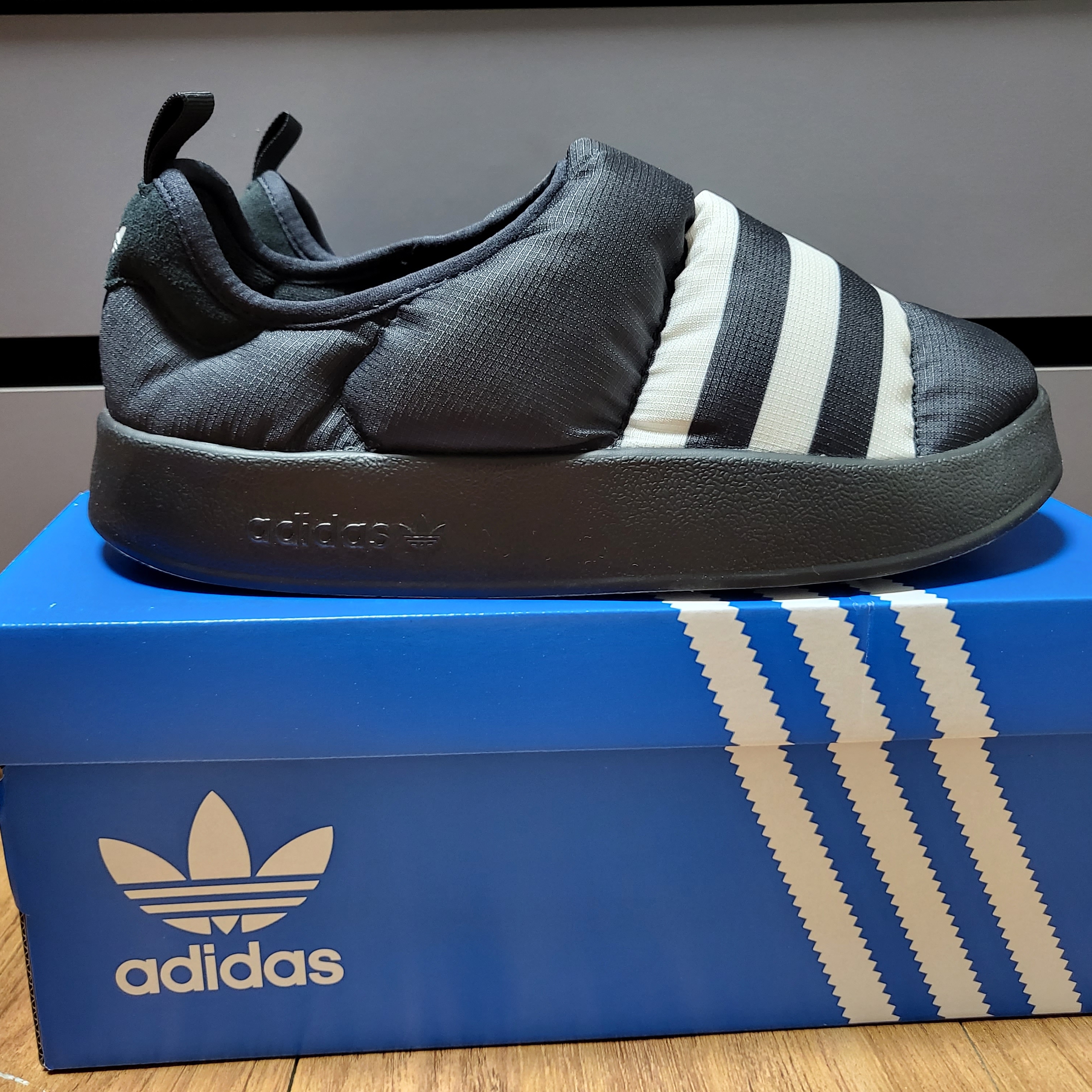 Adidas Puffylette Core Black 착용 스타일