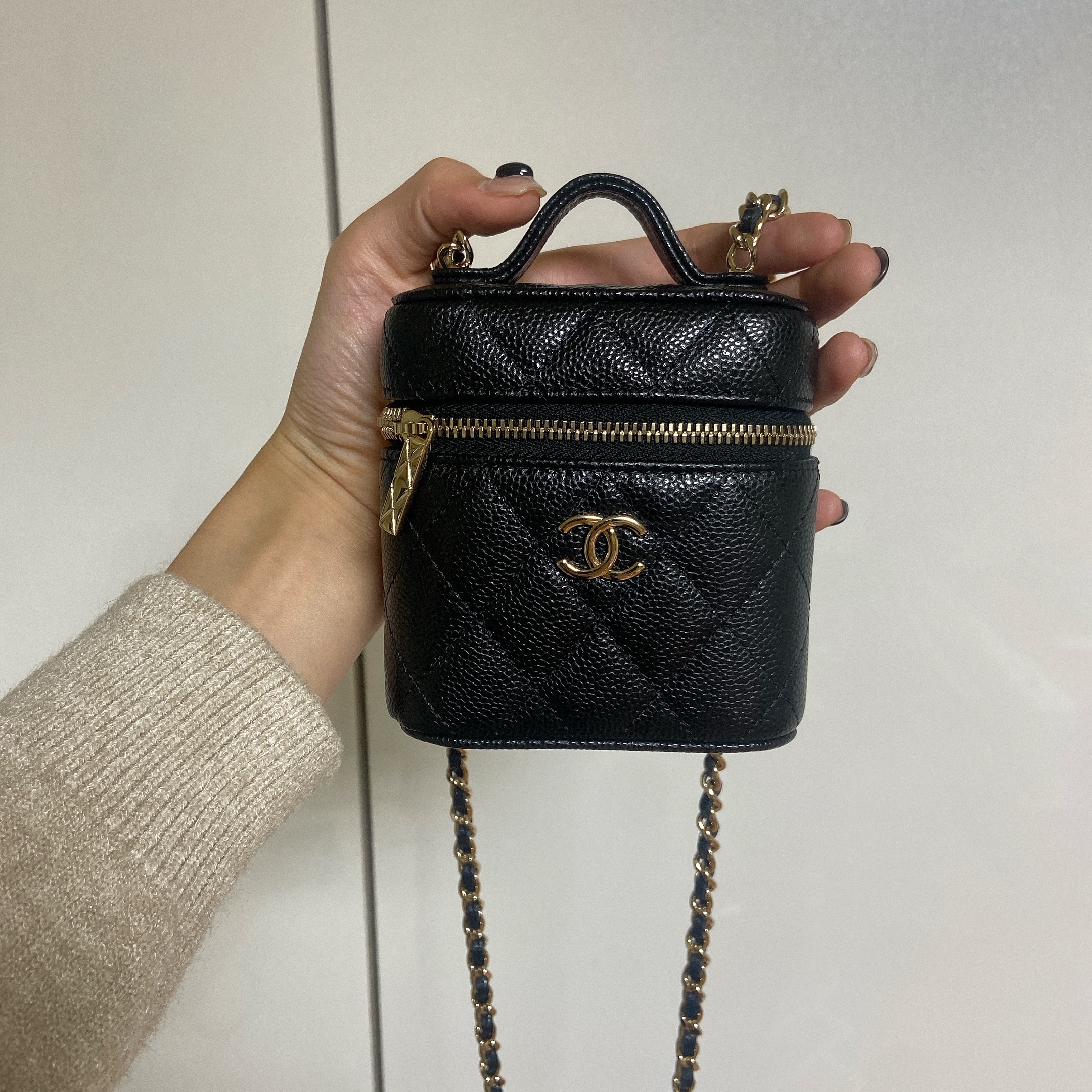 Chanel Small Vanity with Chain Grained Calfskin & Gold Black 착용 스타일 - 1