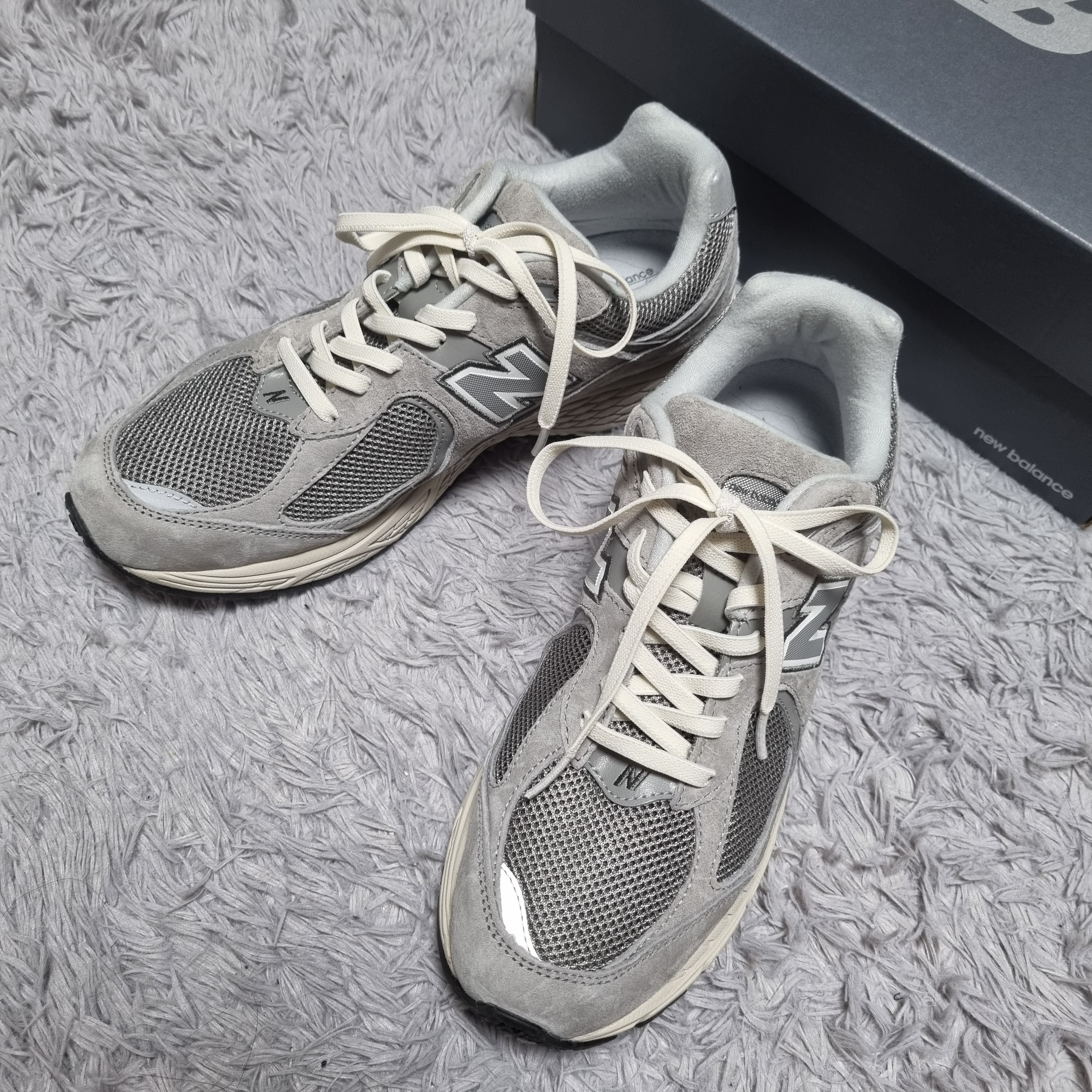 New Balance 2002R Grey 착용 스타일 - 2
