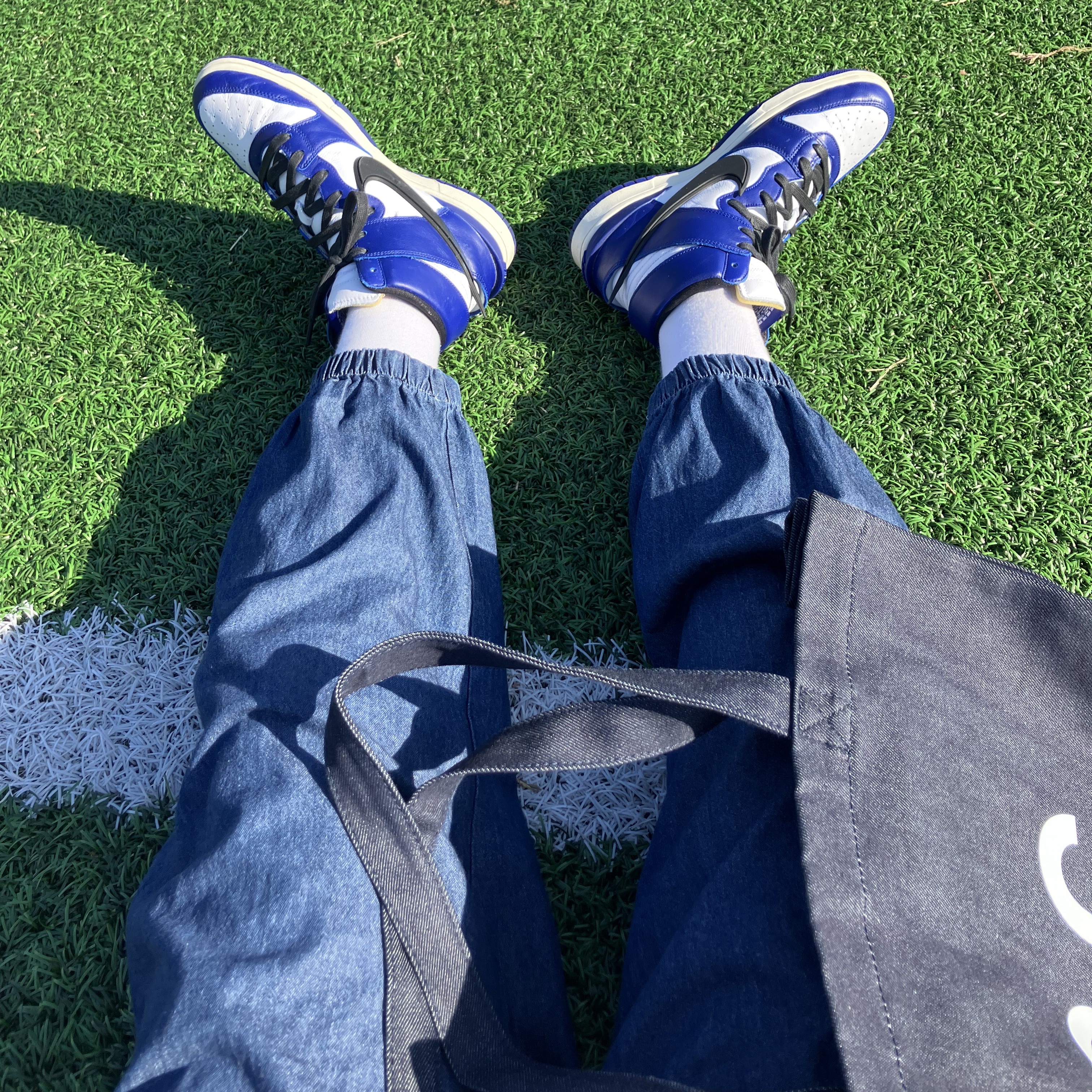 Nike x Ambush Dunk High Deep Royal Blue, A.P.C. Daniela Shopping Bag Indigo 착용 스타일