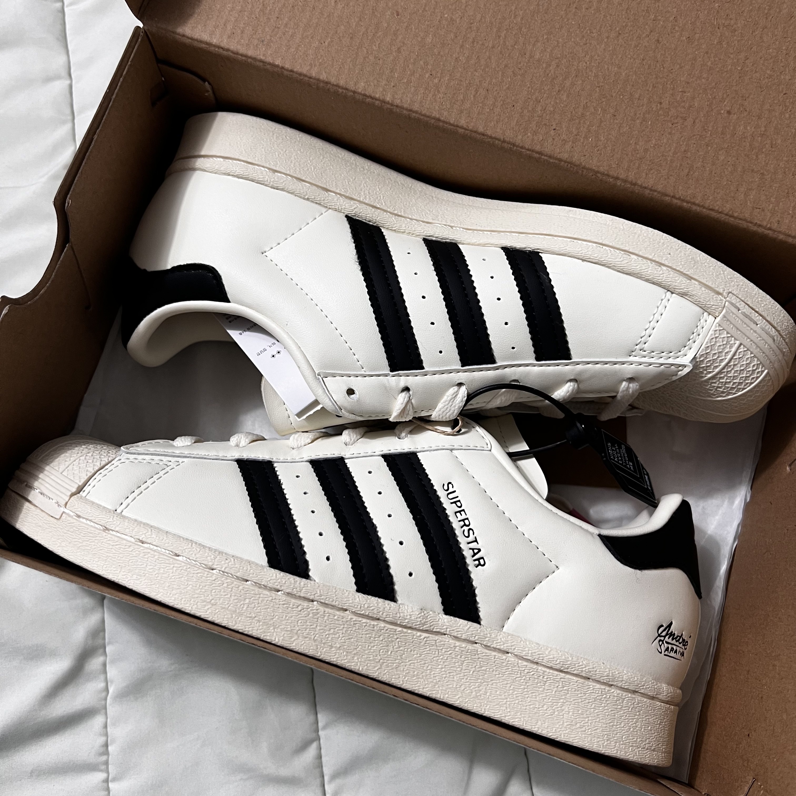 Adidas x Andre Saraiva Superstar Cream White Core Black 착용 스타일 - 4