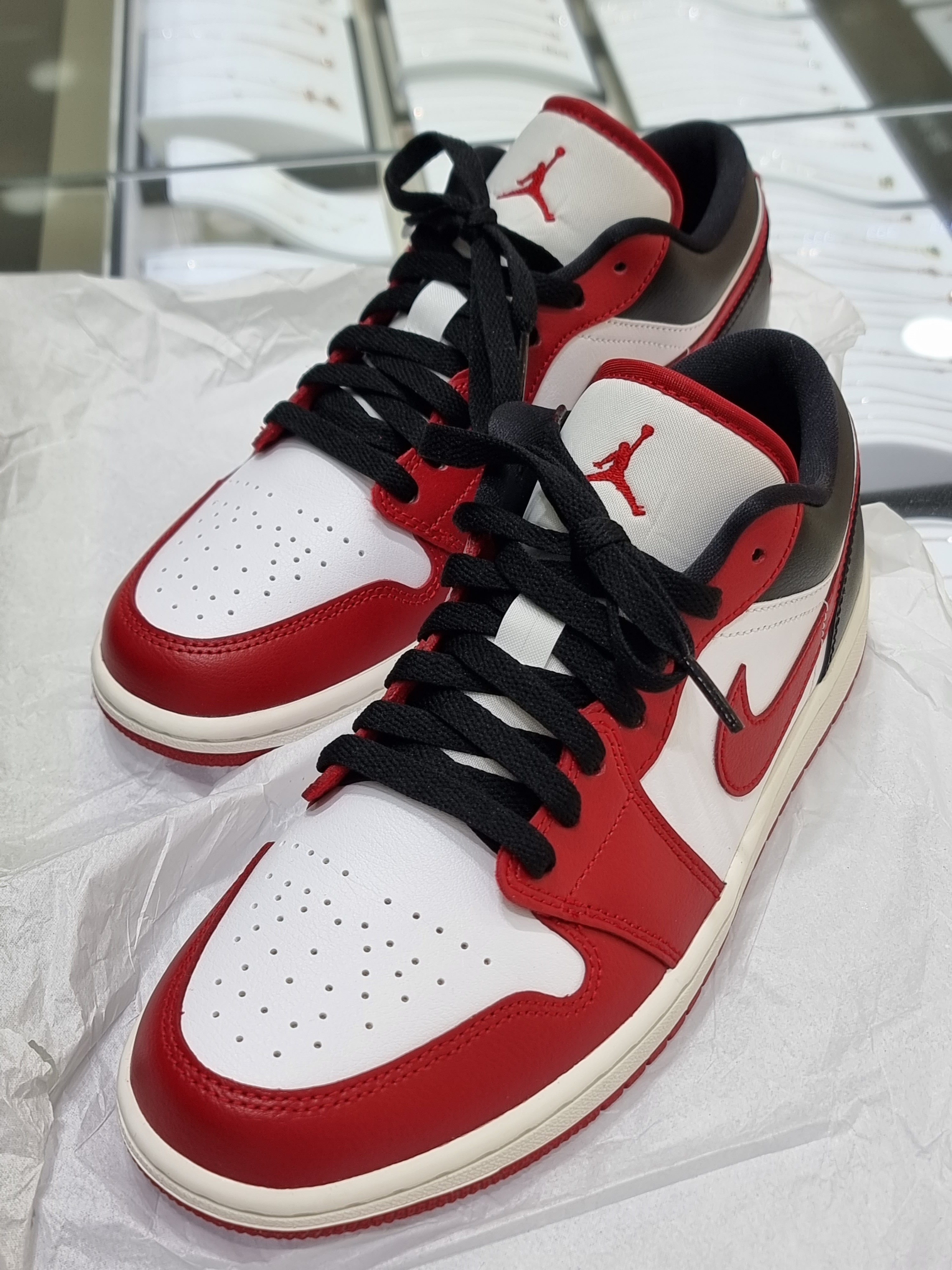 (W) Jordan 1 Low White Gym Red, Jordan 1 Low White Gym Red Black 착용 스타일 - 1