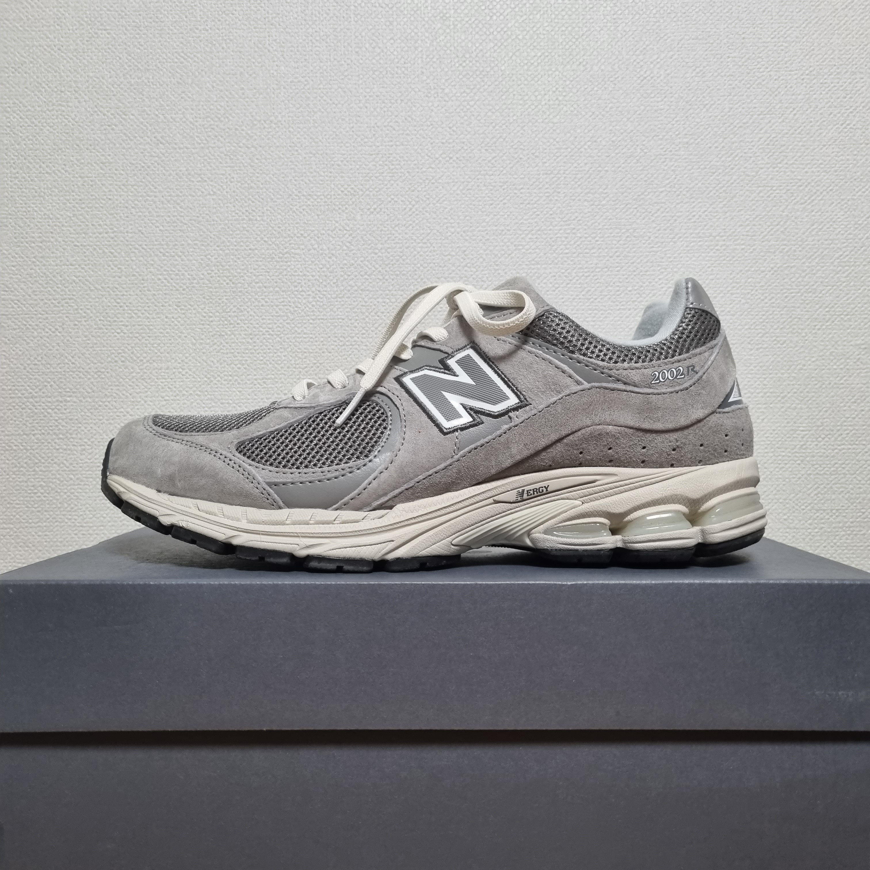 New Balance 2002R Grey 착용 스타일 - 1