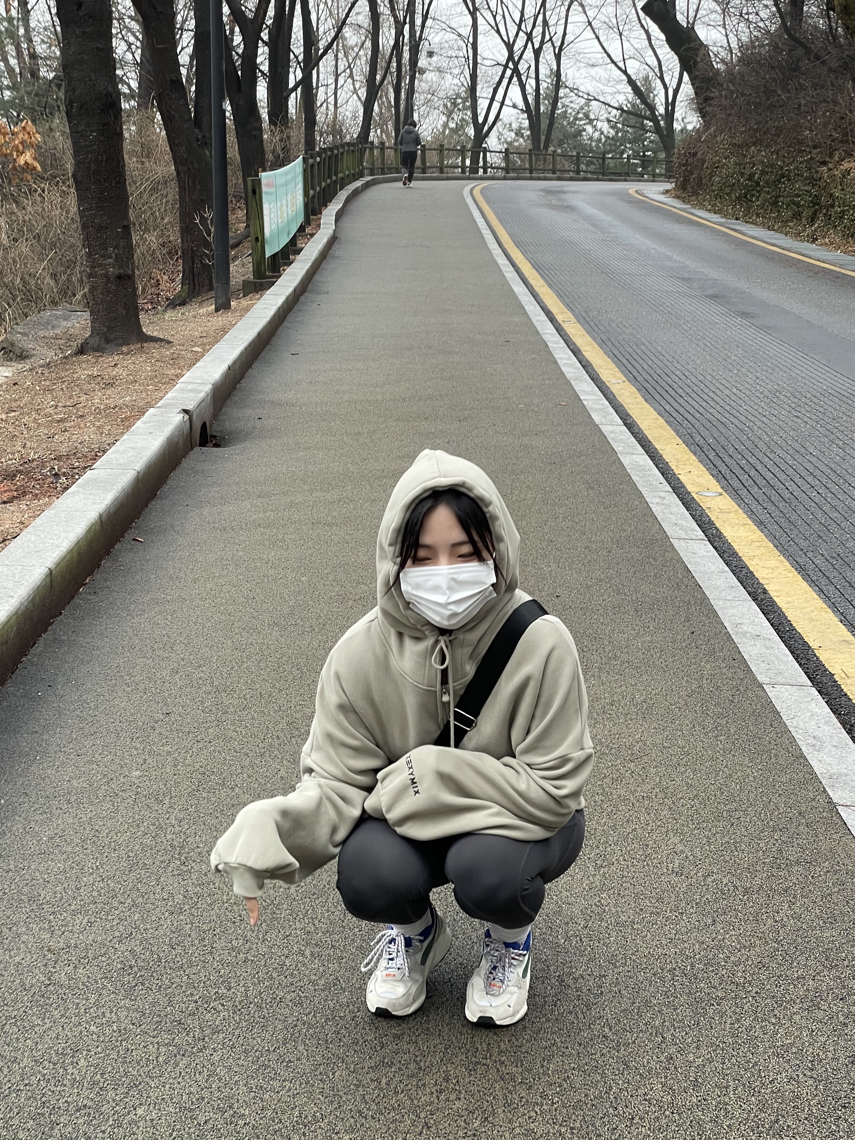 Jordan 1 Retro High OG CO.JP Midnight Navy, Ader Error Toggle Tote Bag Noir 착용 스타일 - 5