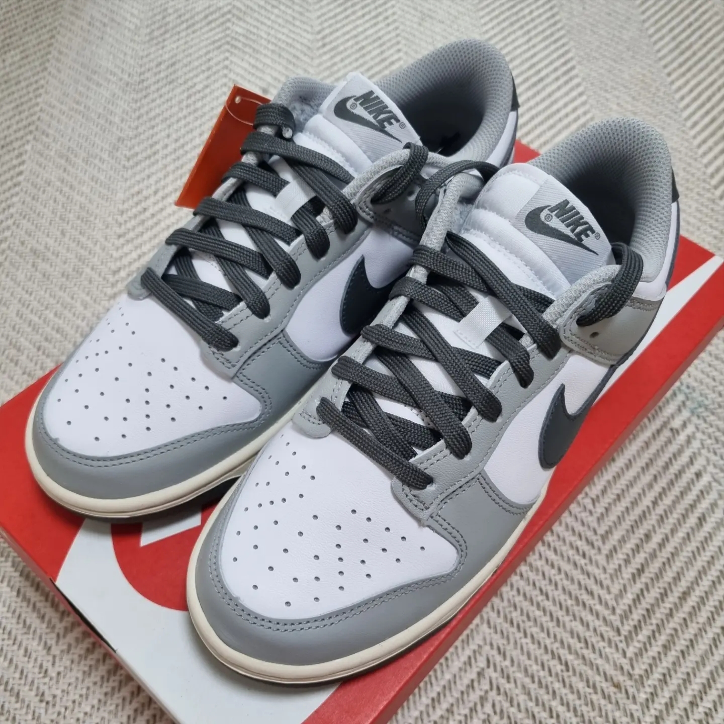 (W) Nike Dunk Low Light Smoke Grey 착용 스타일 - 1