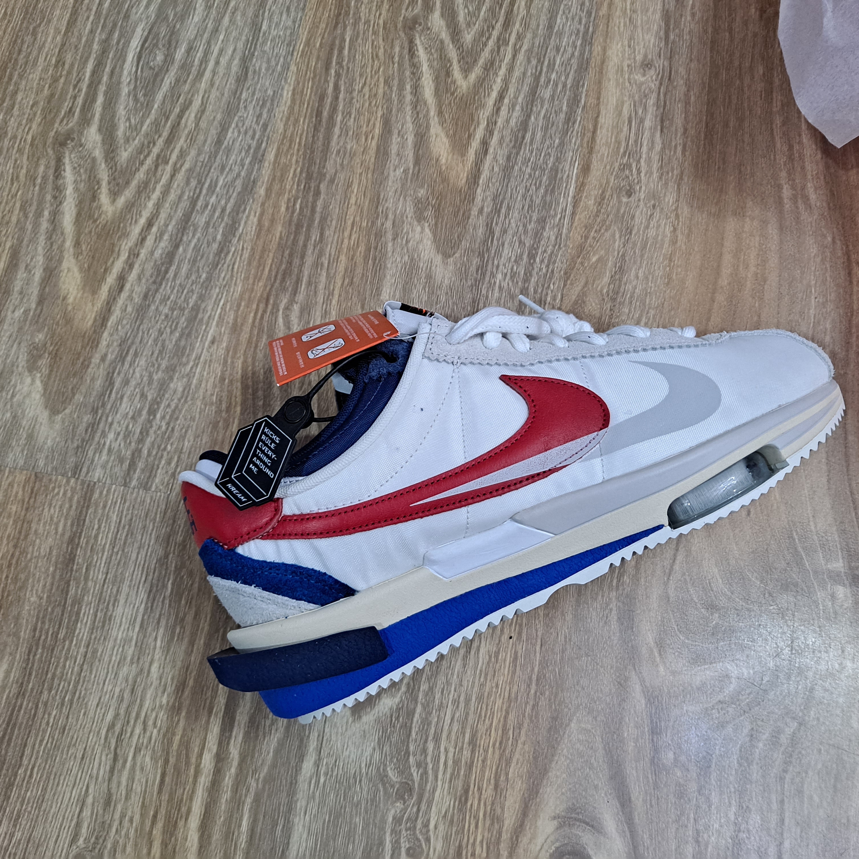Nike x Sacai Zoom Cortez SP White and University Red 착용 스타일 - 1