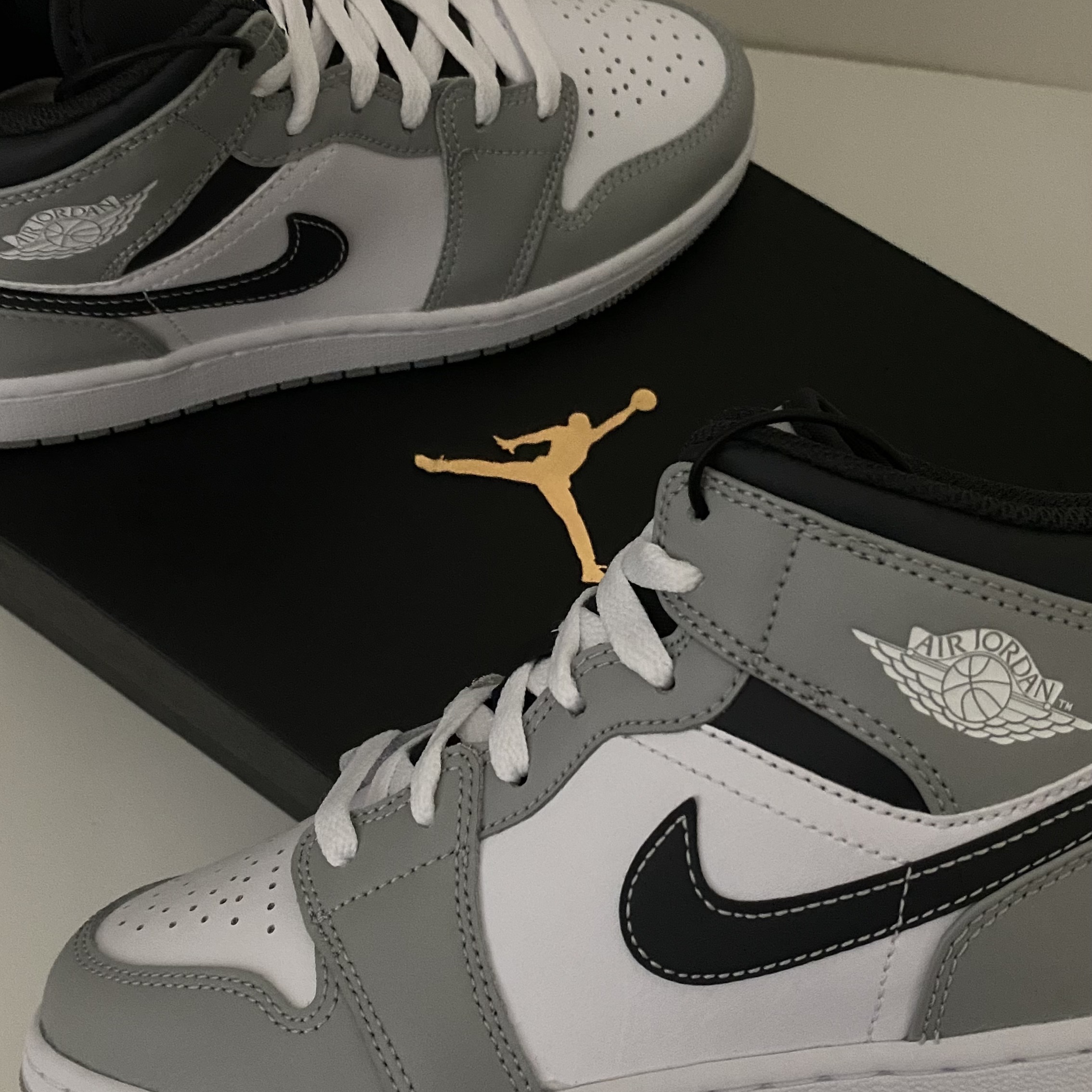 Jordan 1 Mid Light Smoke Grey Anthracite 착용 스타일