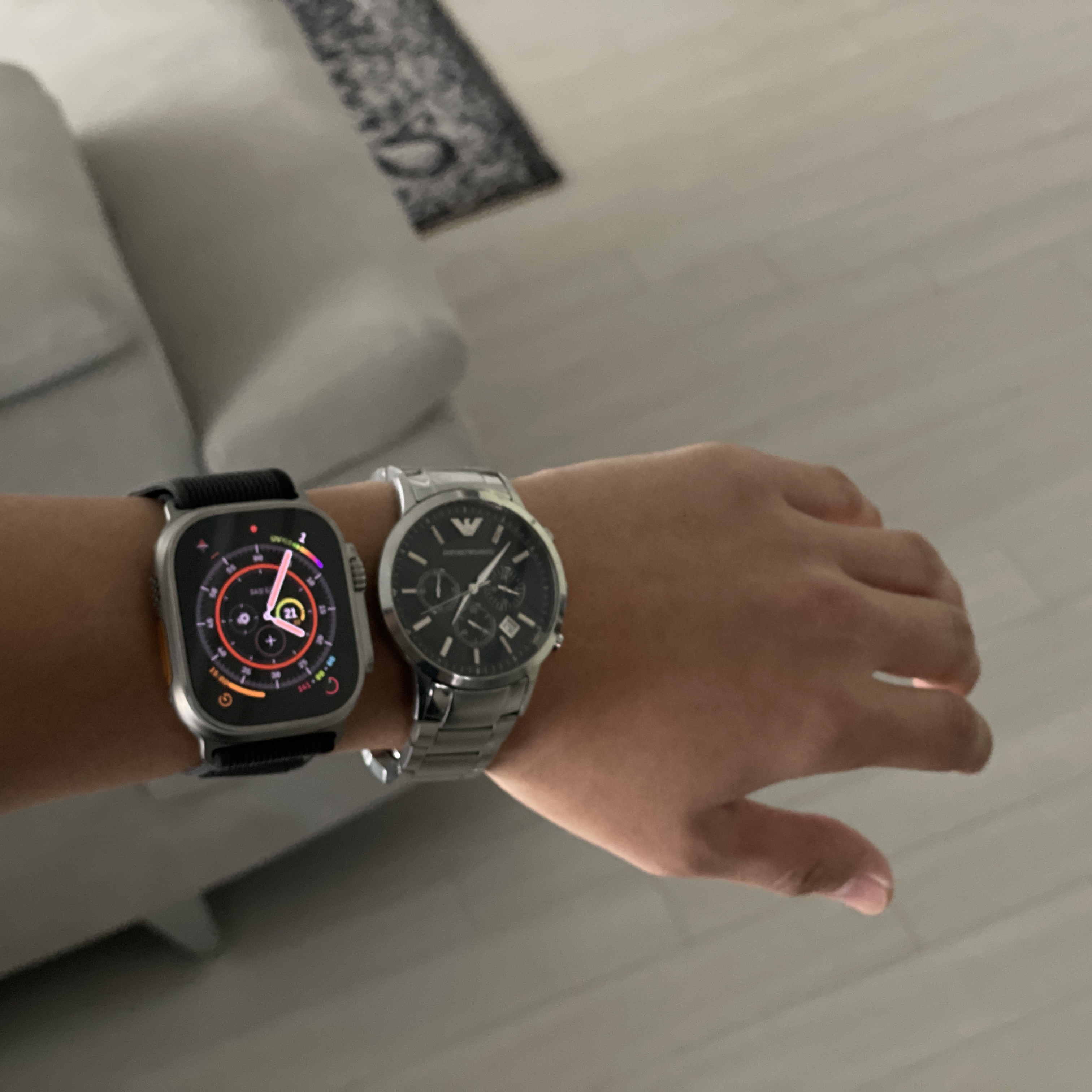 Apple Watch Ultra 49mm Titanium Case with Trail Loop S/M Black Gray (Korean Ver.) 착용 스타일 - 3