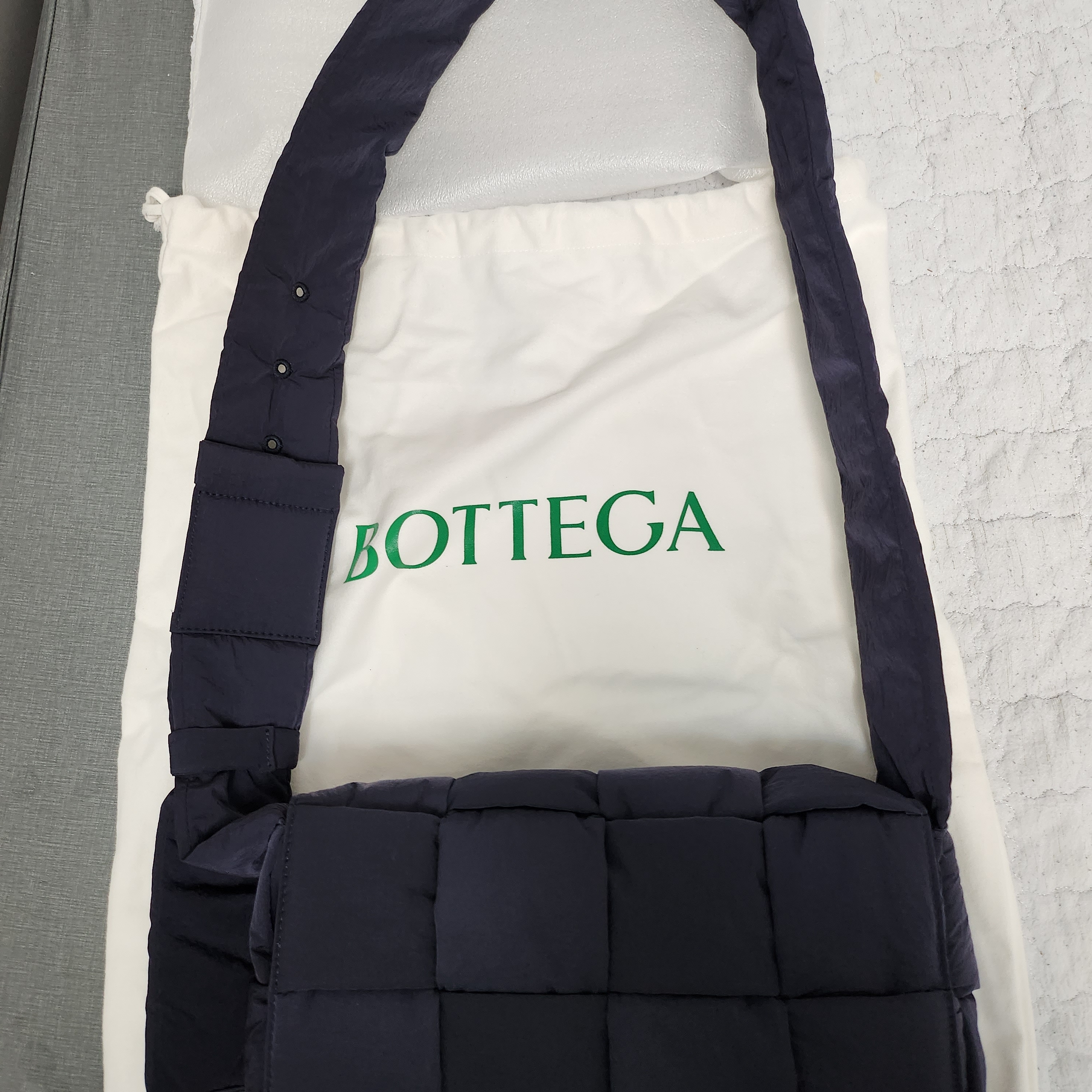 Bottega Veneta Padded Tech Cassette Space, Prada Re-Nylon and Saffiano Leather Shoulder Bag Black 착용 스타일 - 2
