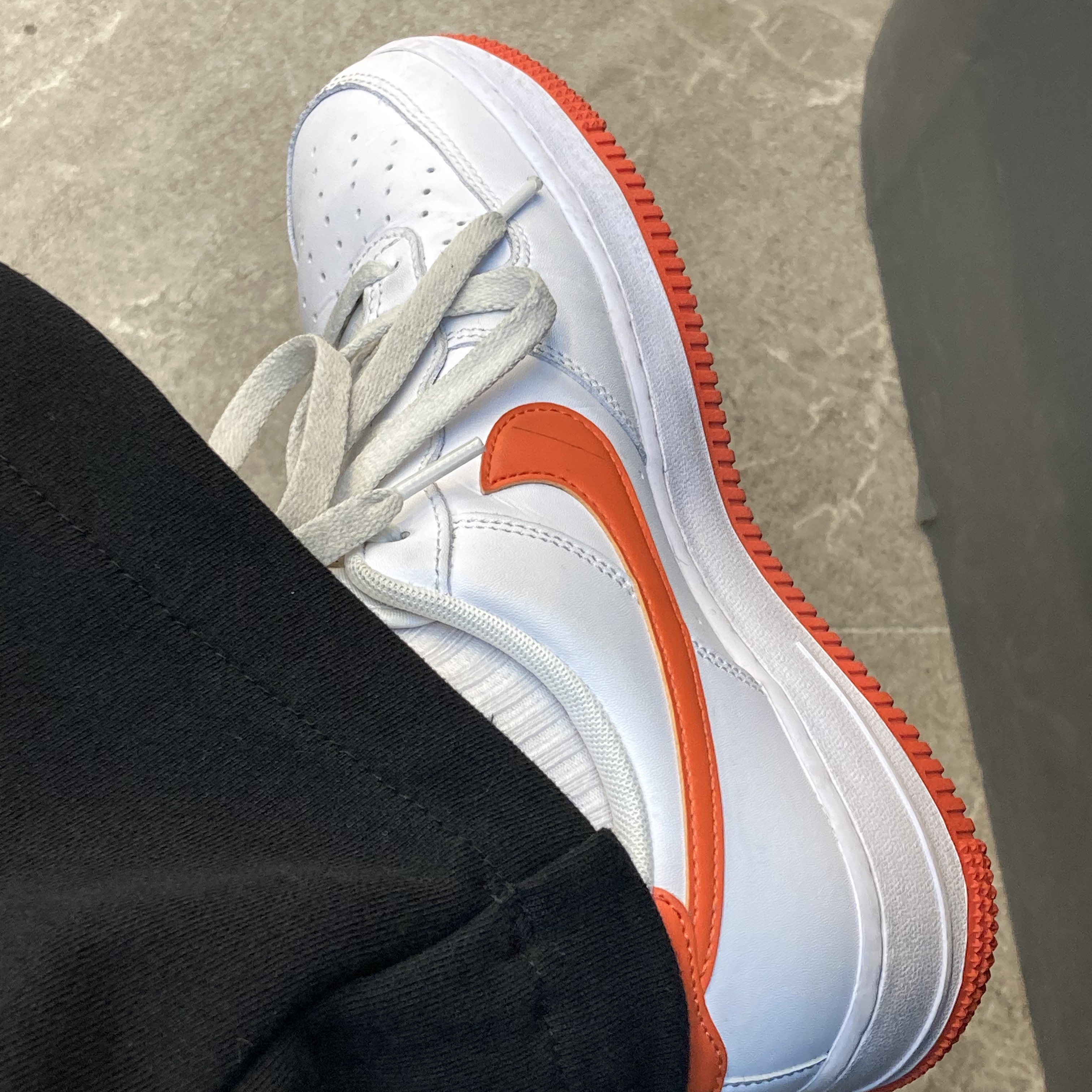 Nike Air Force 1 '07 Low White Team Orange 착용 스타일