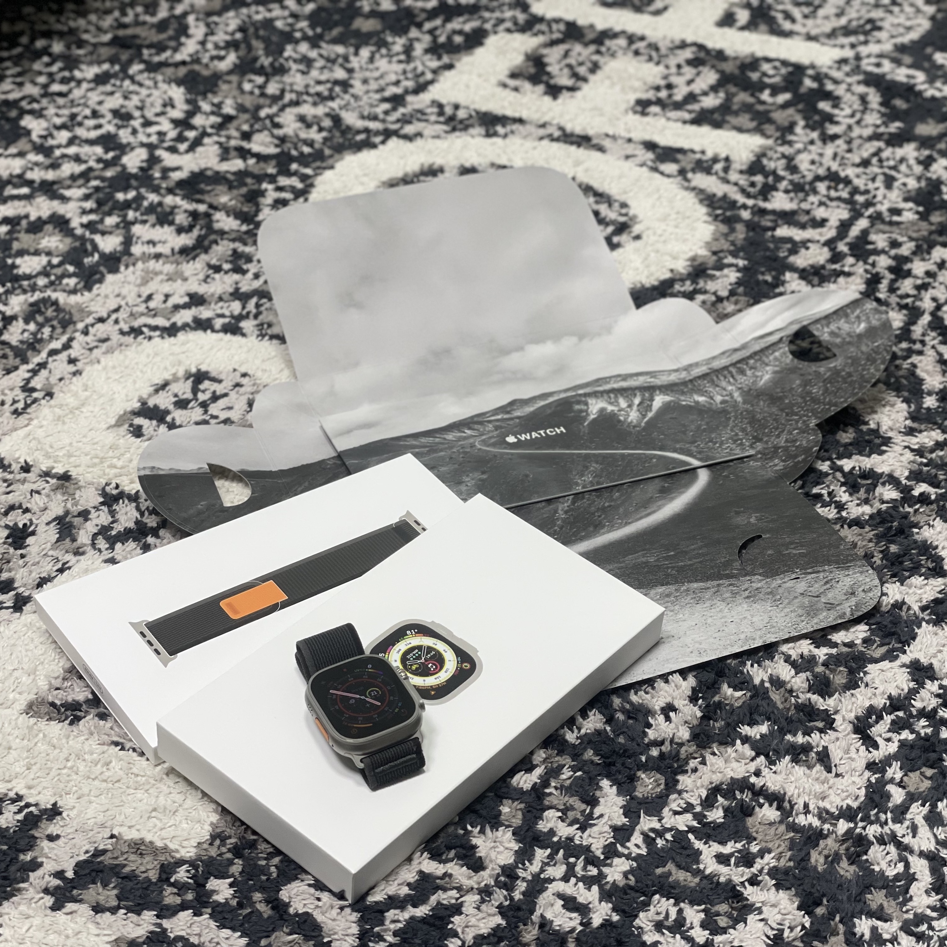 Apple Watch Ultra 49mm Titanium Case with Trail Loop S/M Black Gray (Korean Ver.) 착용 스타일 - 1