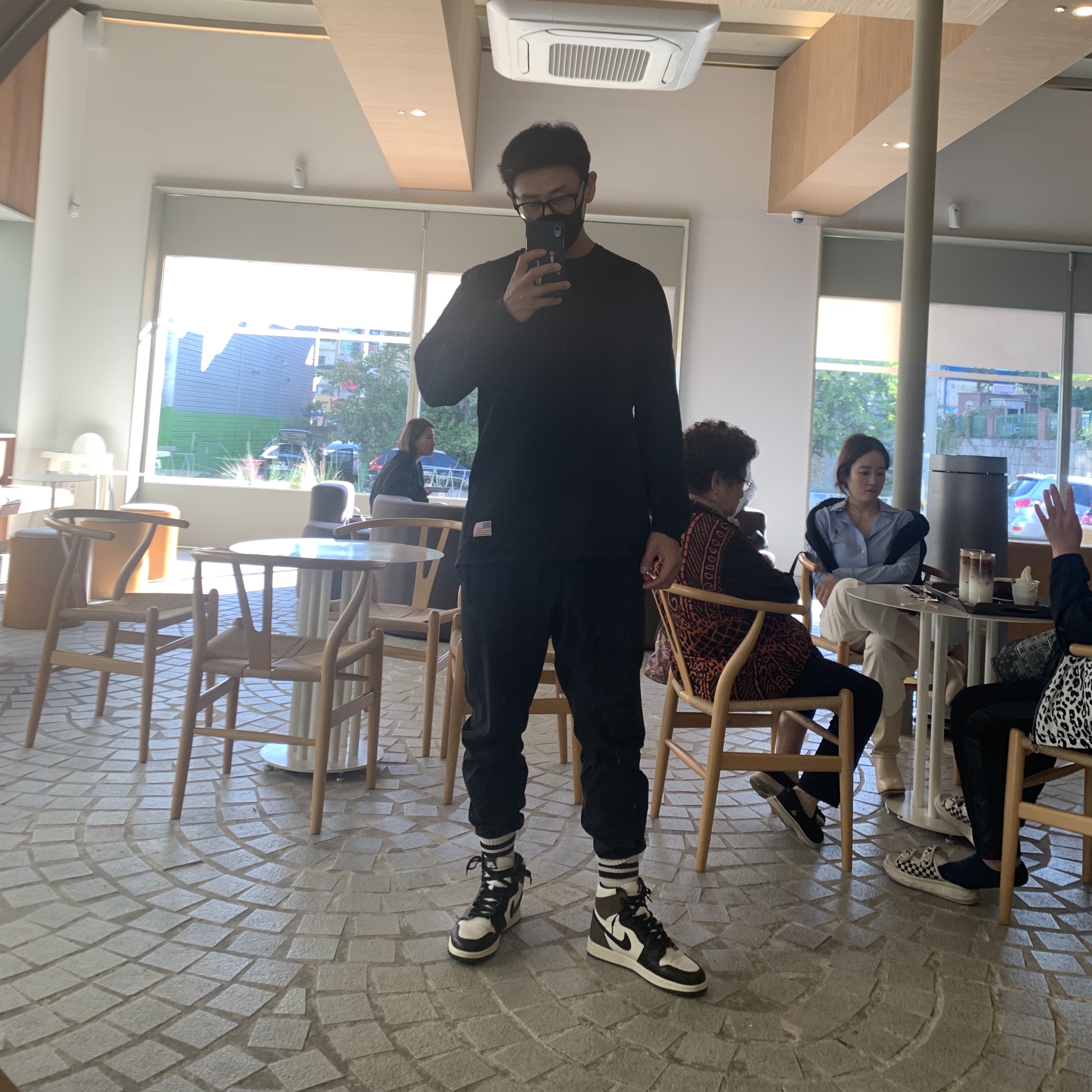 Jordan 1 Retro High OG Black Mocha 착용 스타일