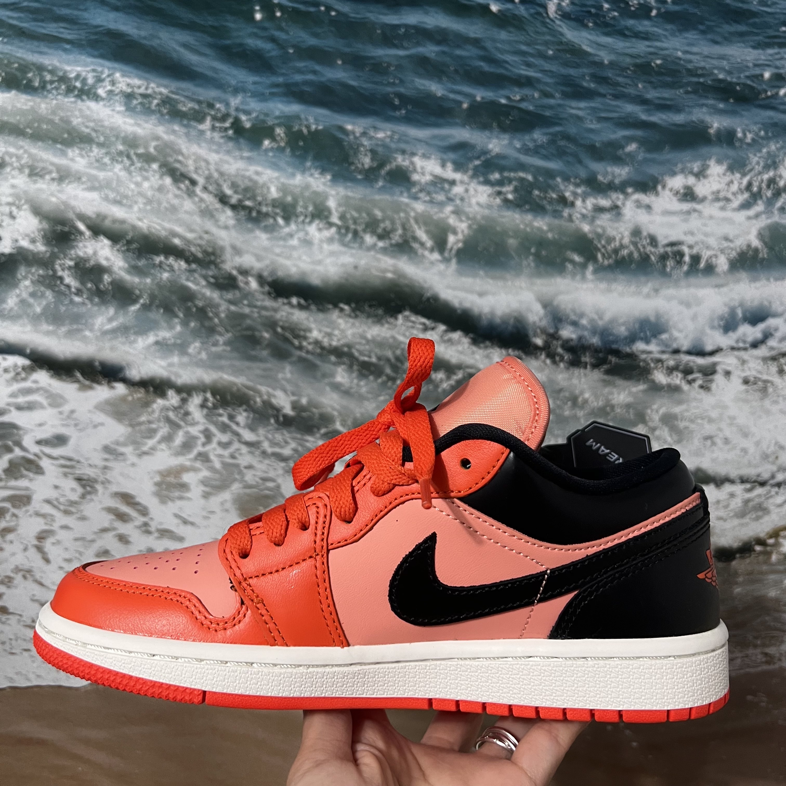 (W) Jordan 1 Low SE Rush Orange Black 착용 스타일 - 1