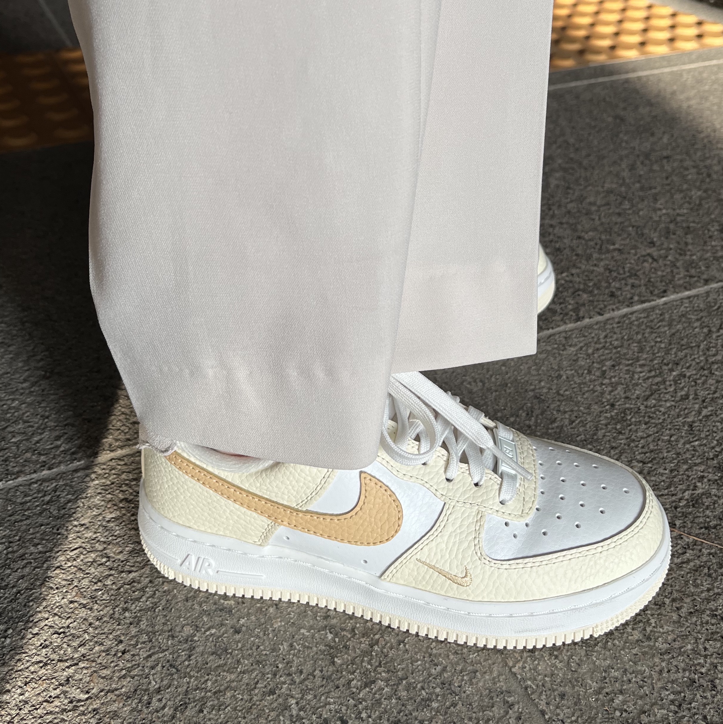 (W) Nike Air Force 1 '07 Coconut Milk Light Bone 착용 스타일 - 2