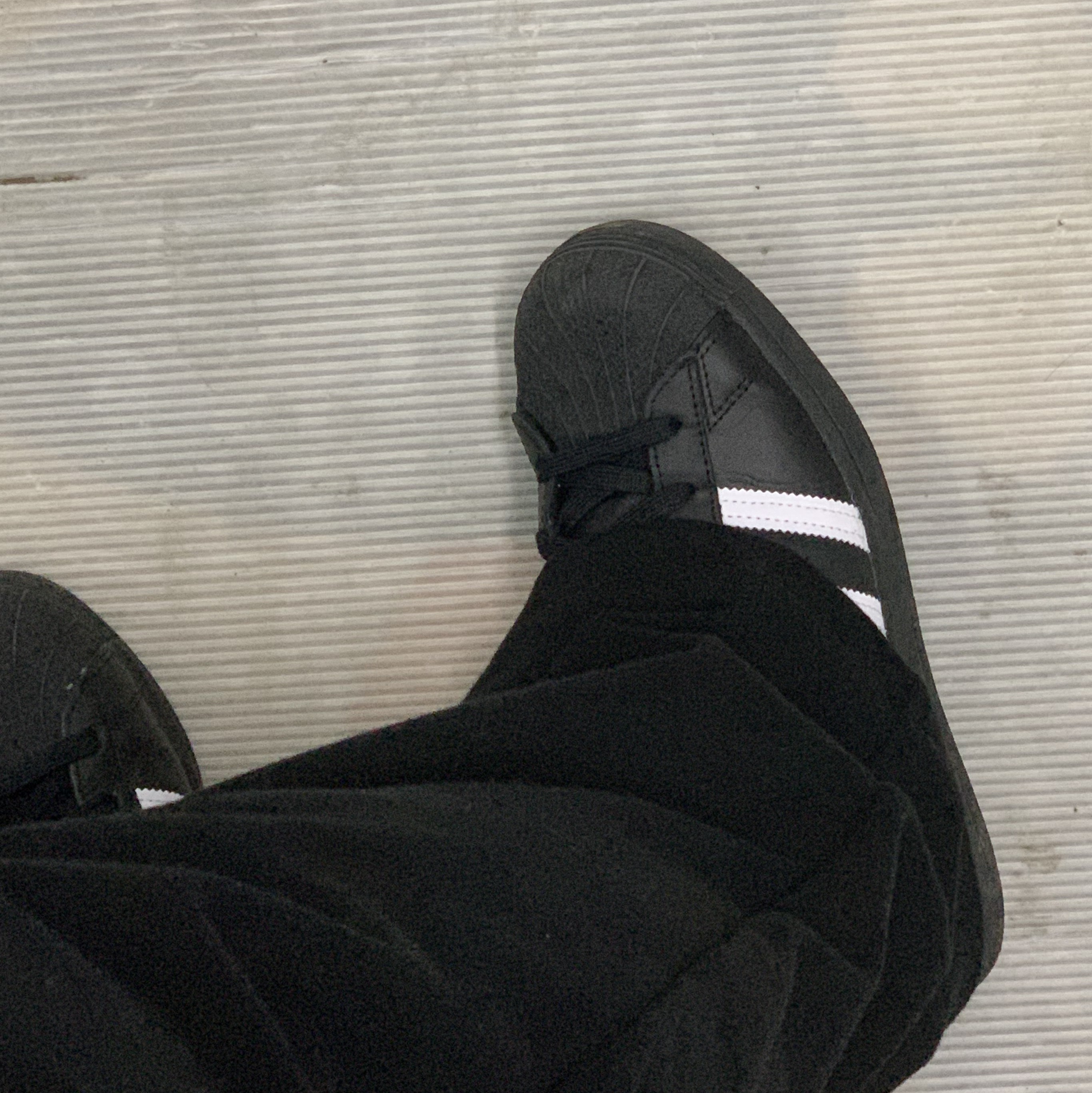 Adidas Superstar Core Black White 착용 스타일