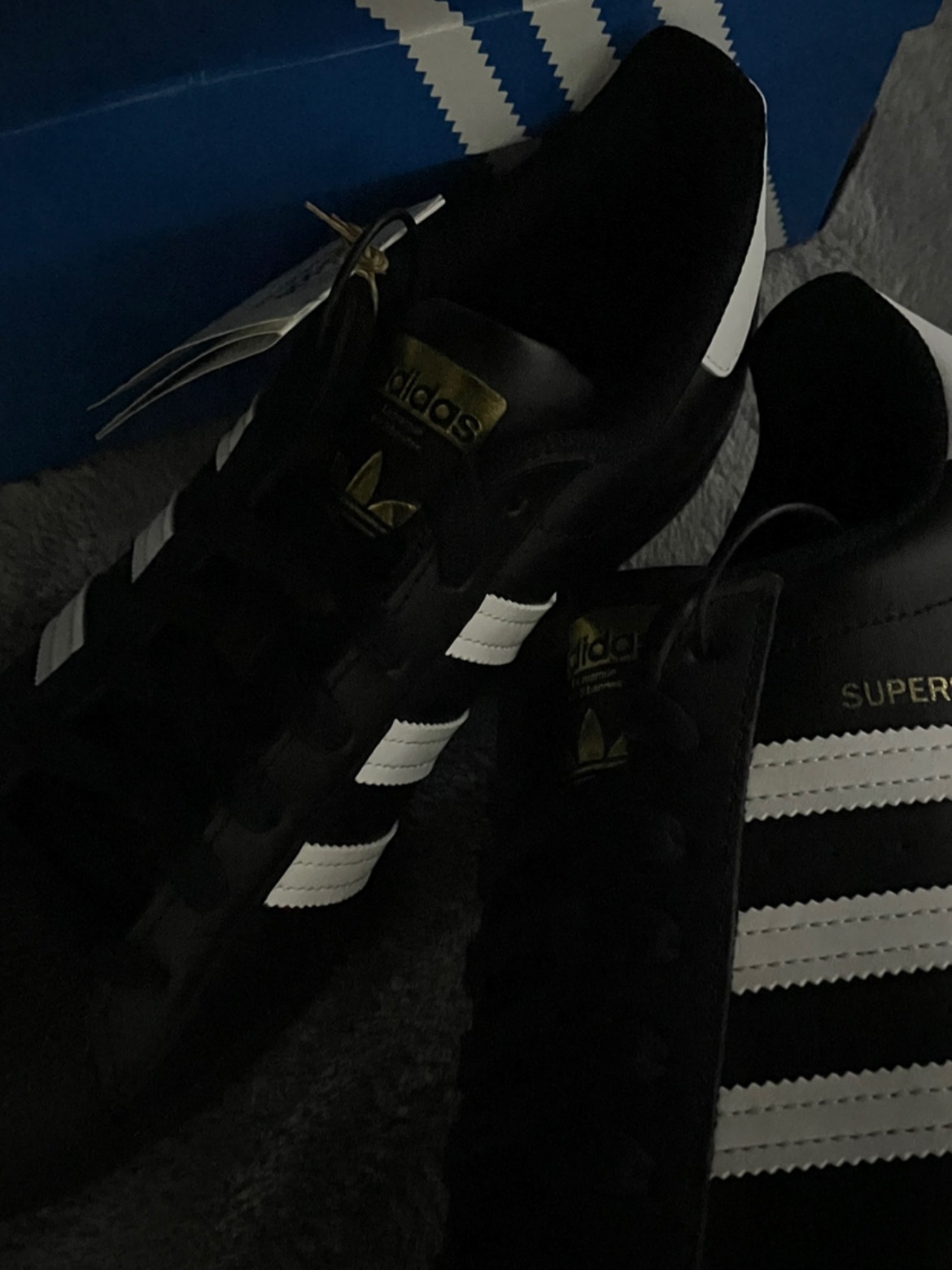 Adidas Superstar Core Black White 착용 스타일